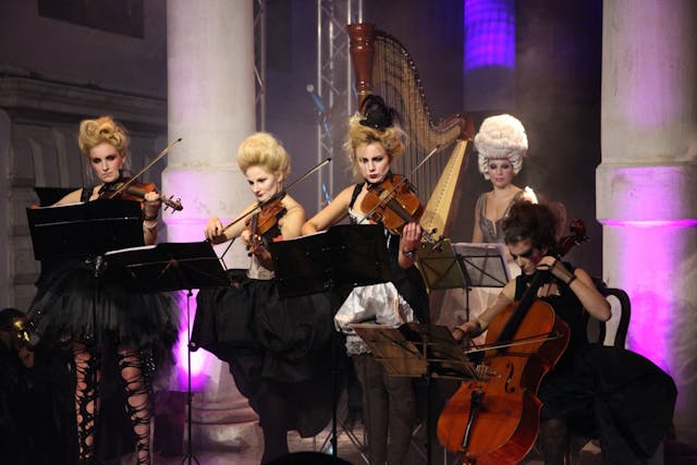 orchestra di donne in costume