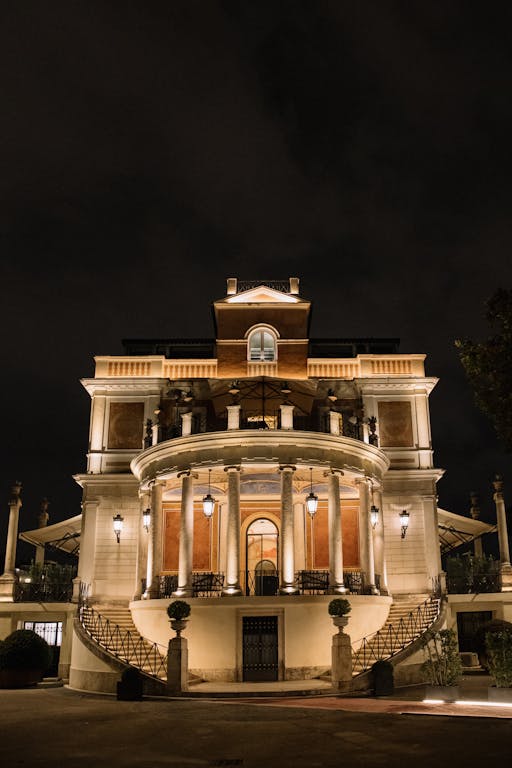 edificio esterno illuminato