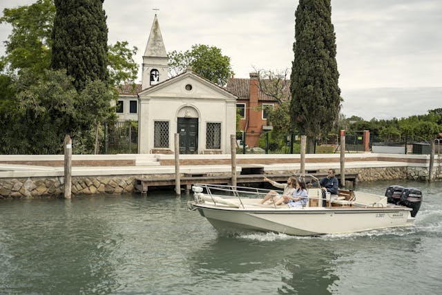 barca sull'acqua