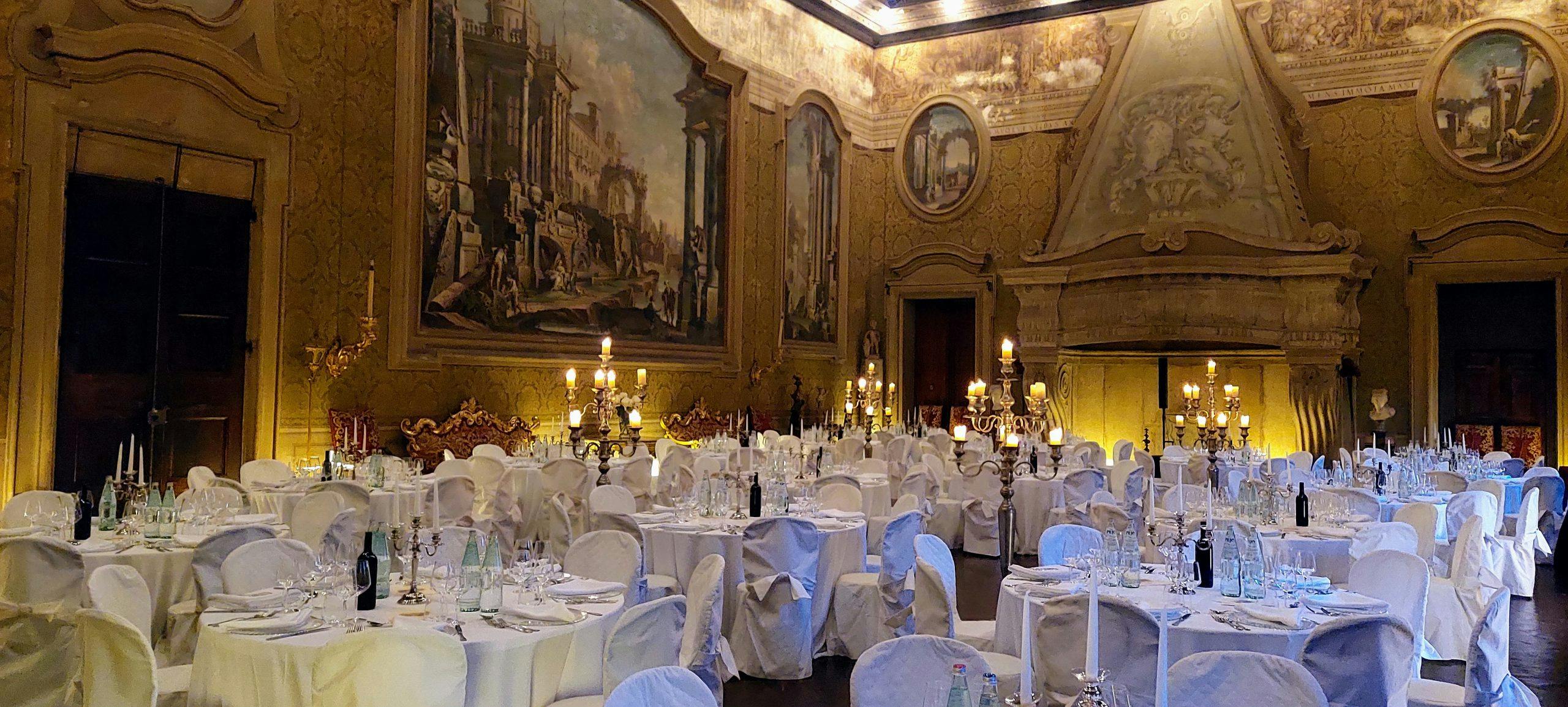 cena di gala in un palazzo rinascimentale