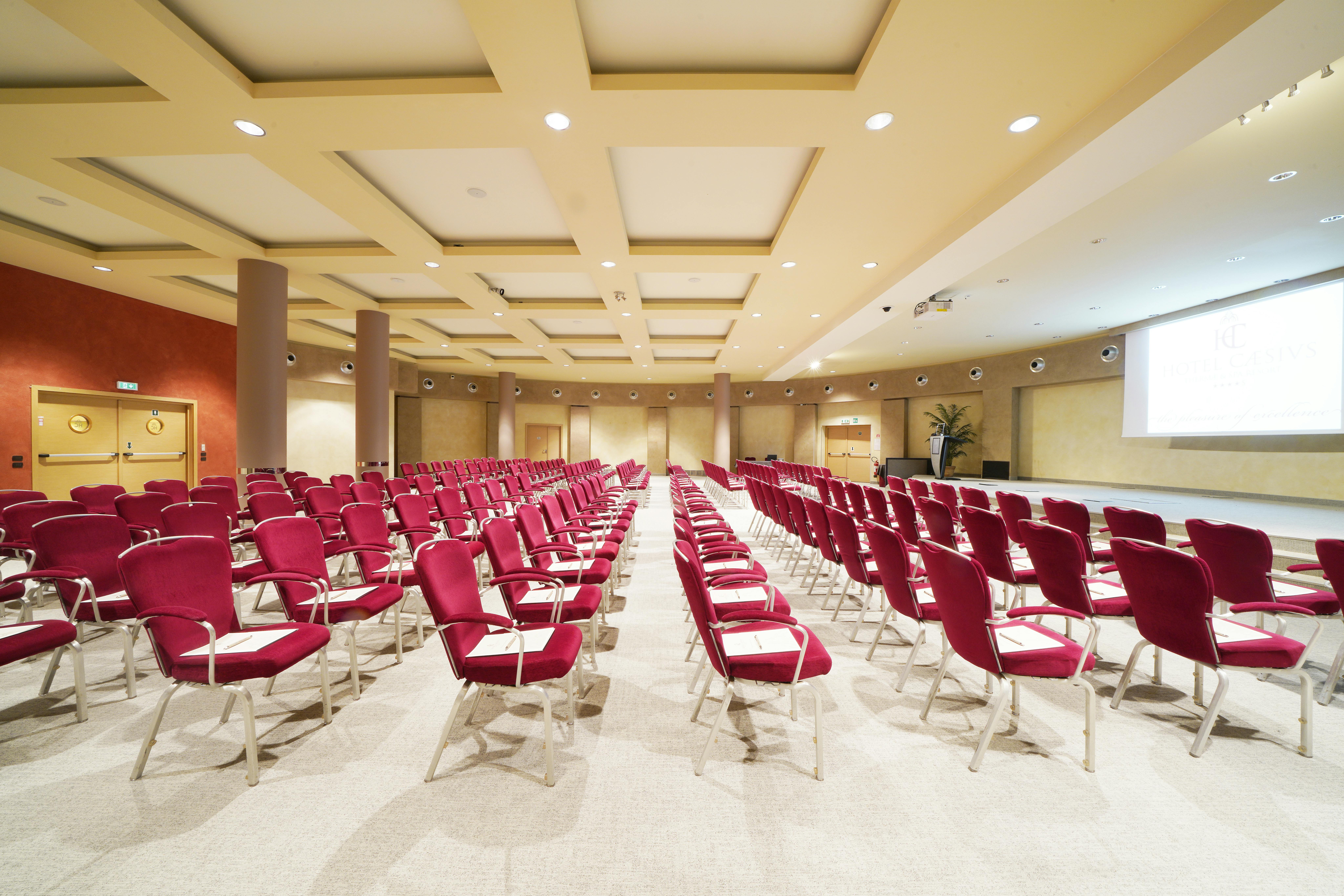 sala meeting con sedie rosse