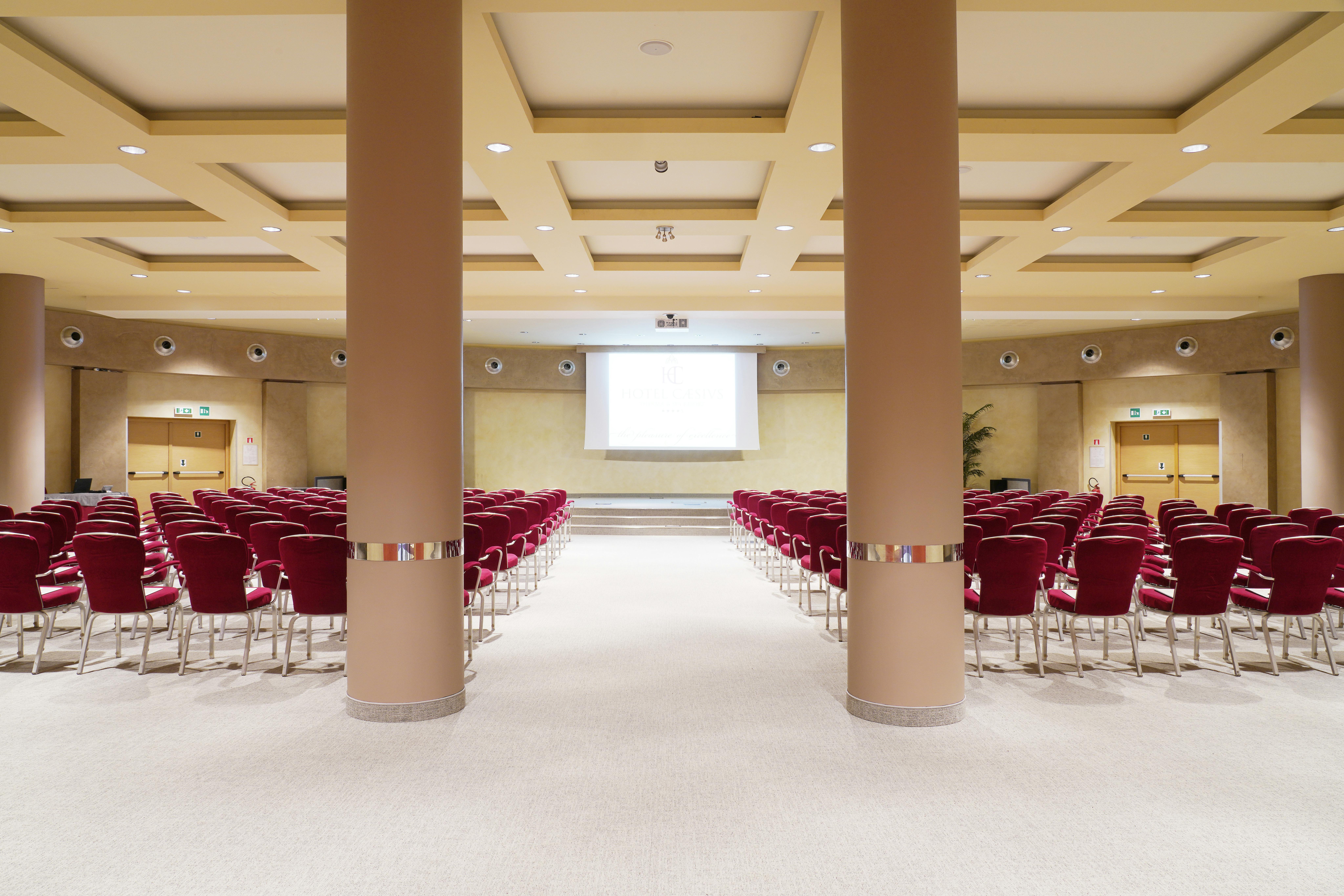 sala meeting con sedie rosse
