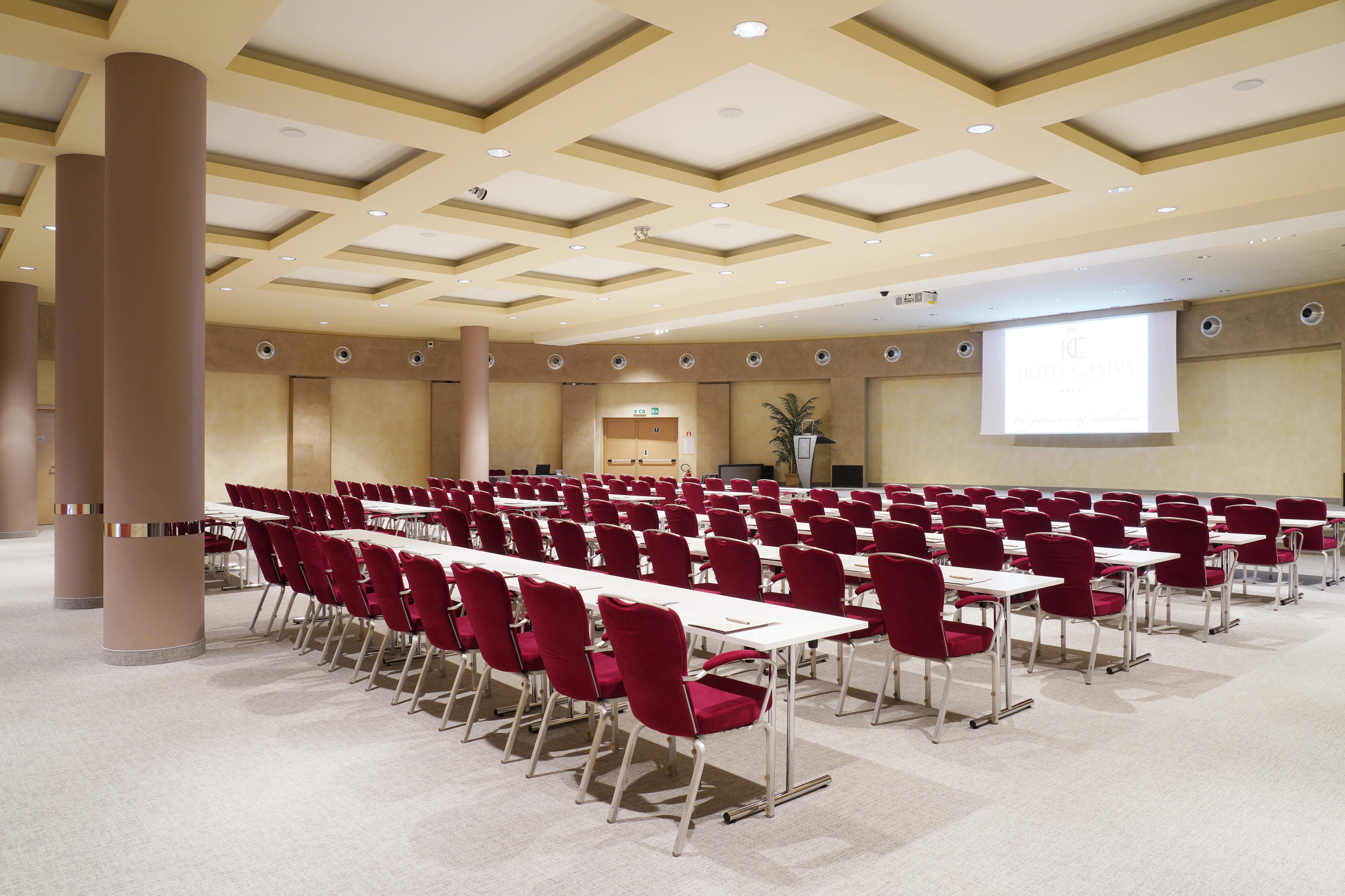 sala meeting con sedie rosse