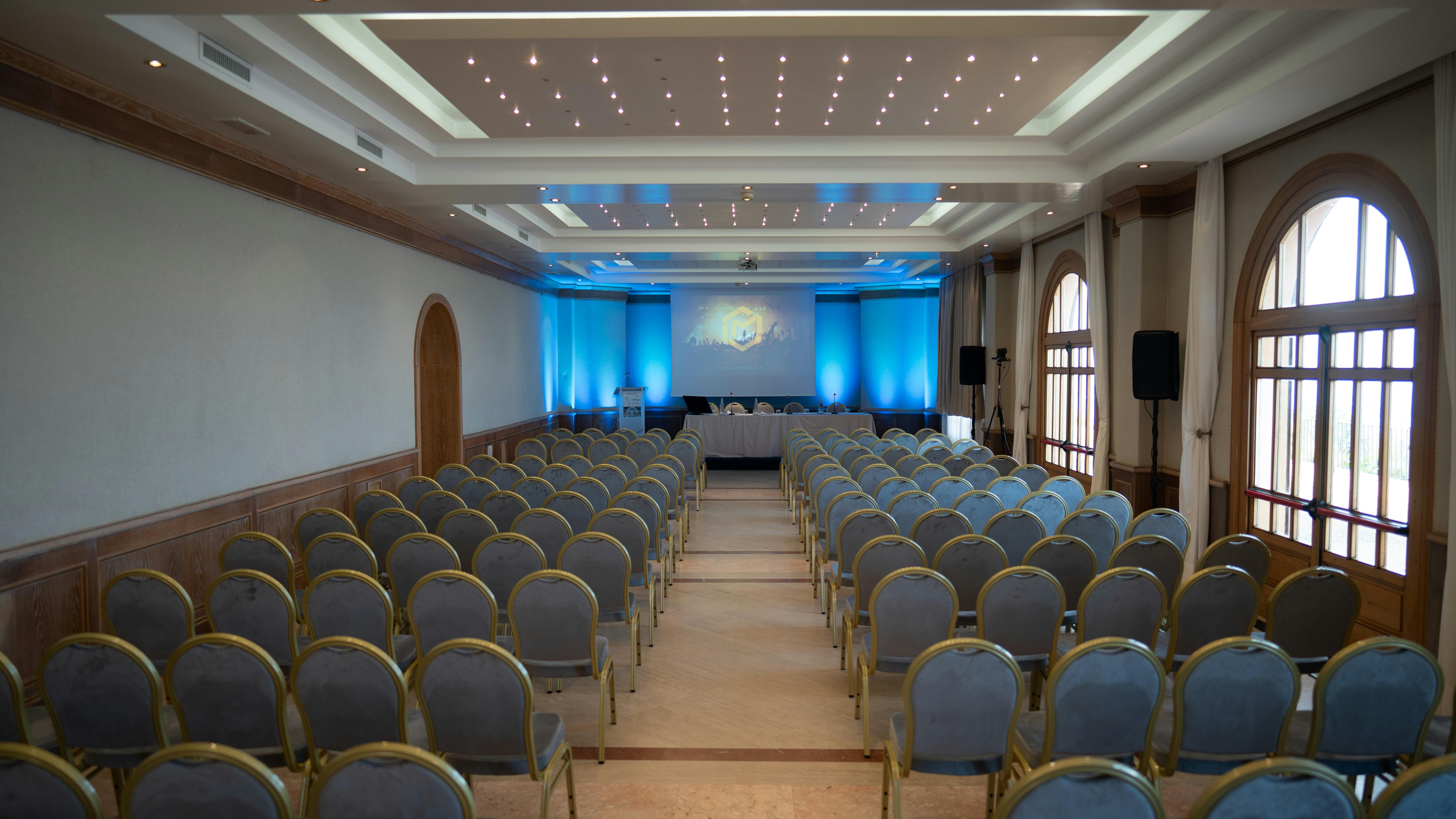 sala meeting con sedie blu
