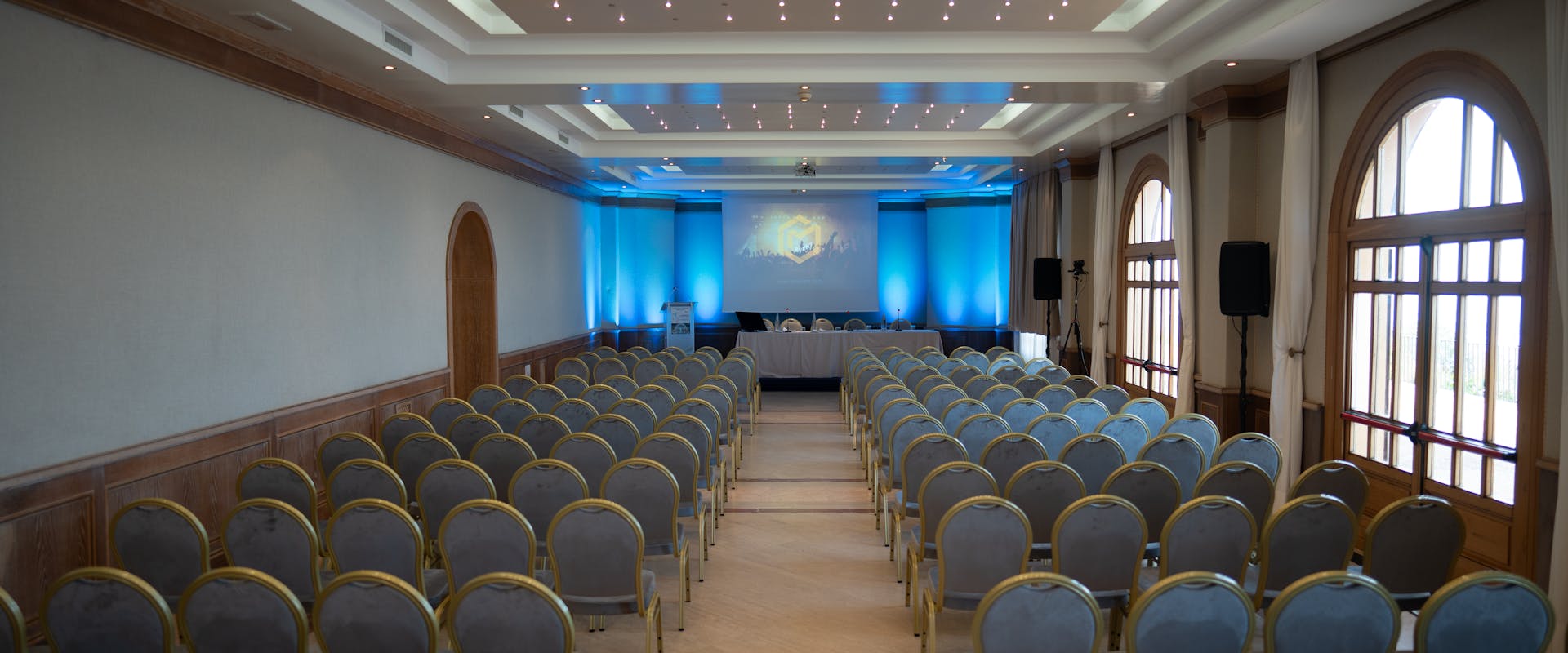 Sala meeting Altafiumara meeting rooms with blu chairs