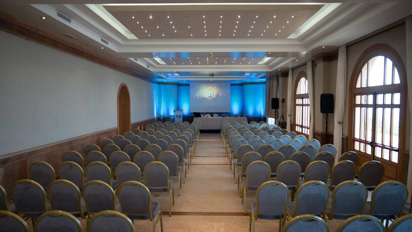 sala meeting con sedie blu
