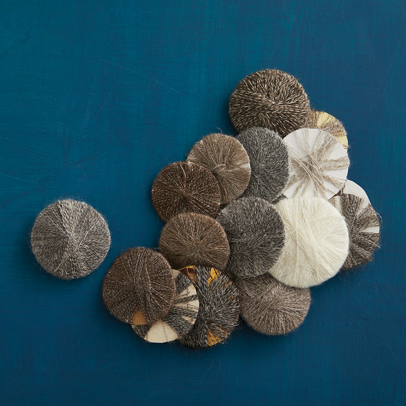 Orenburg lace yarns on discs