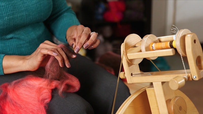 Learn how to spin from the fold with Heavenly Bresser. Photos from Spinning Fractal Yarns