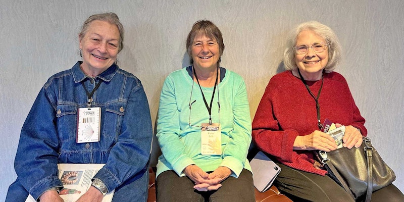 Three SOAR greats hanging out before dinner (from left): Stephenie Gaustad, Karen Selk, and Linda Ligon. Photos by Matt Graves