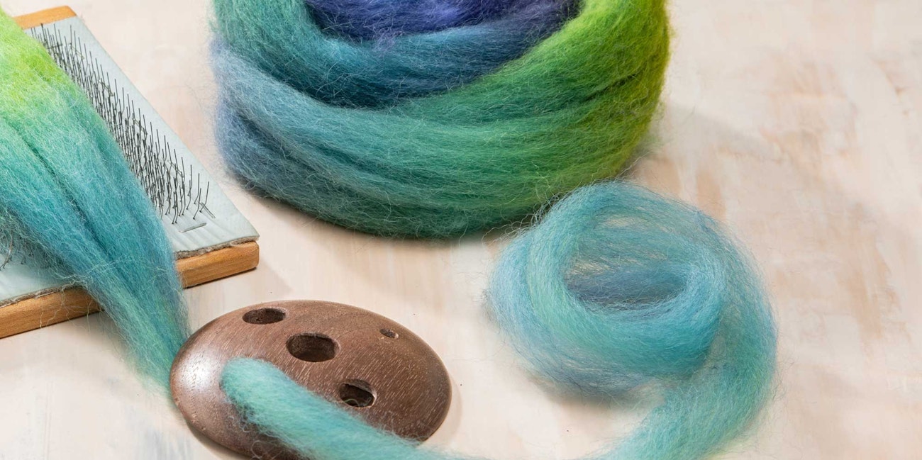 Kim shows us show to use a single handcard and diz to create fractal and ombré yarns. Photo by Matt Graves