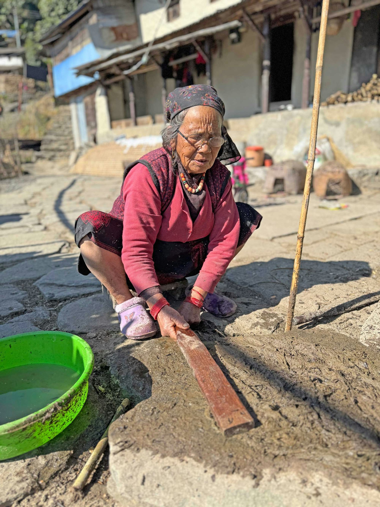 Nan Suba pounding allo. Photo by Kathleen Mahoney