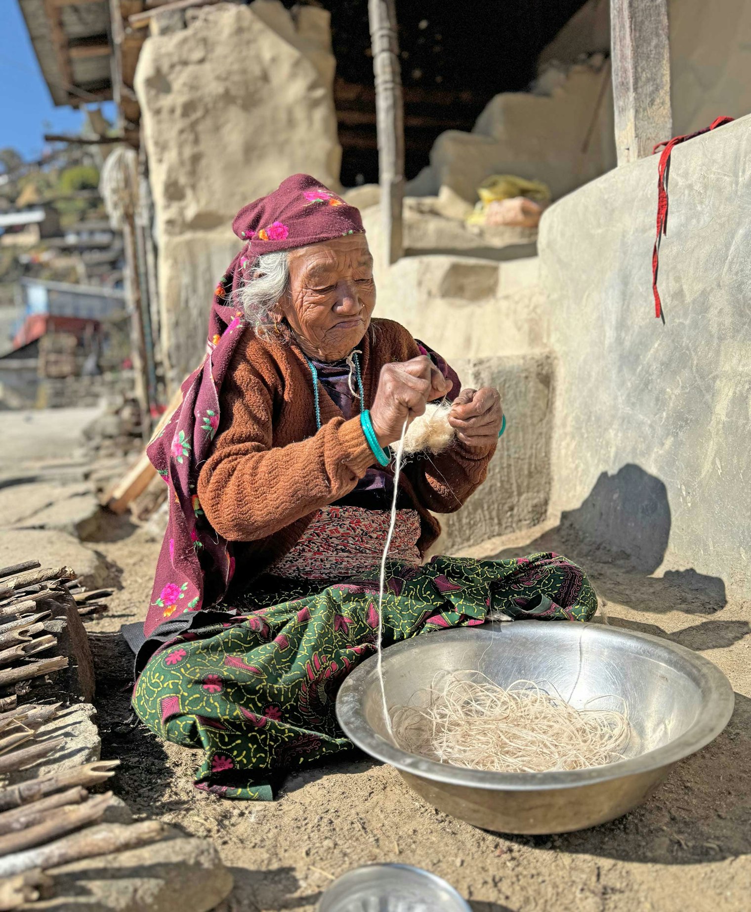 Chamarku Gurung forms thread. Photo by Kathleen Mahoney