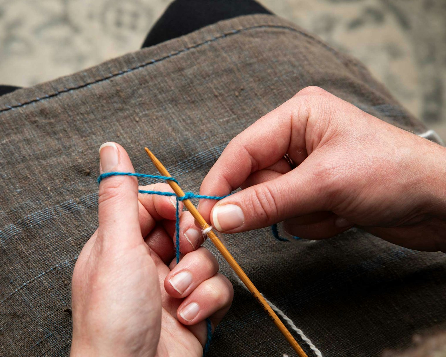 Take CC under MC and knit through the loop on the thumb—2 sts cast on.