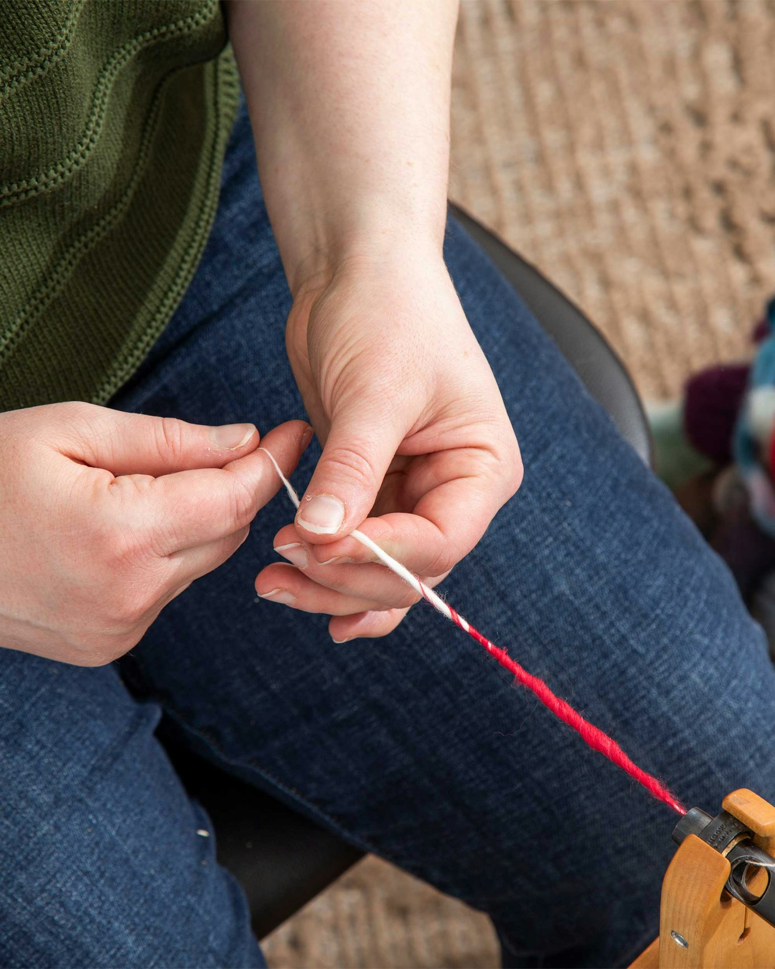 Slowly pull the new fiber away, letting the last bits of it wrap around the core to anchor it.