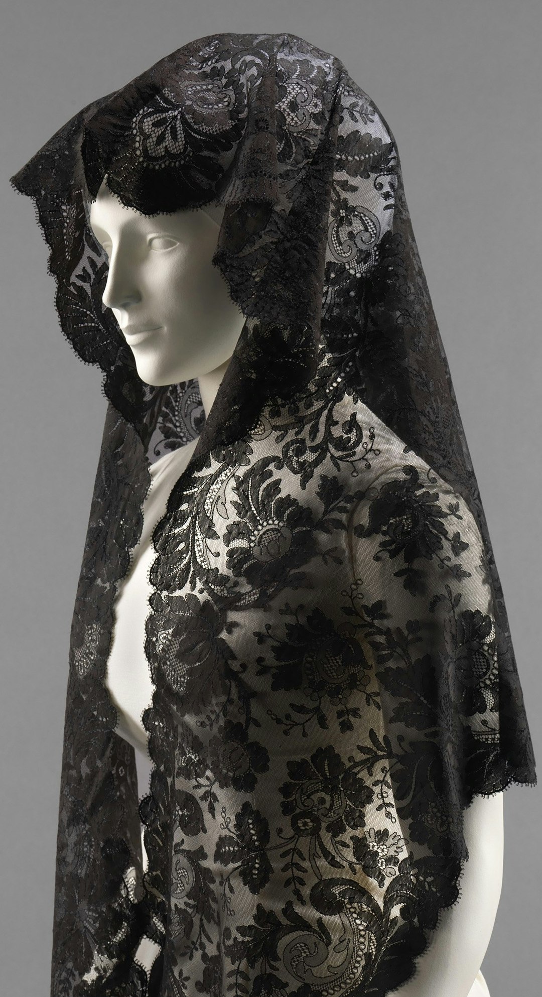 The Lace Mantilla: A Centuries-Old Spanish Tradition | PieceWork The Lace Mantilla: A Centuries-Old Spanish Tradition | PieceWork