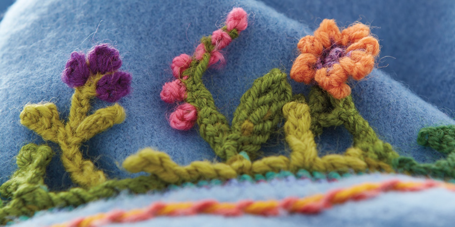 Detail of Barbara Morrison’s scarf with an edging in cross-knit looping.