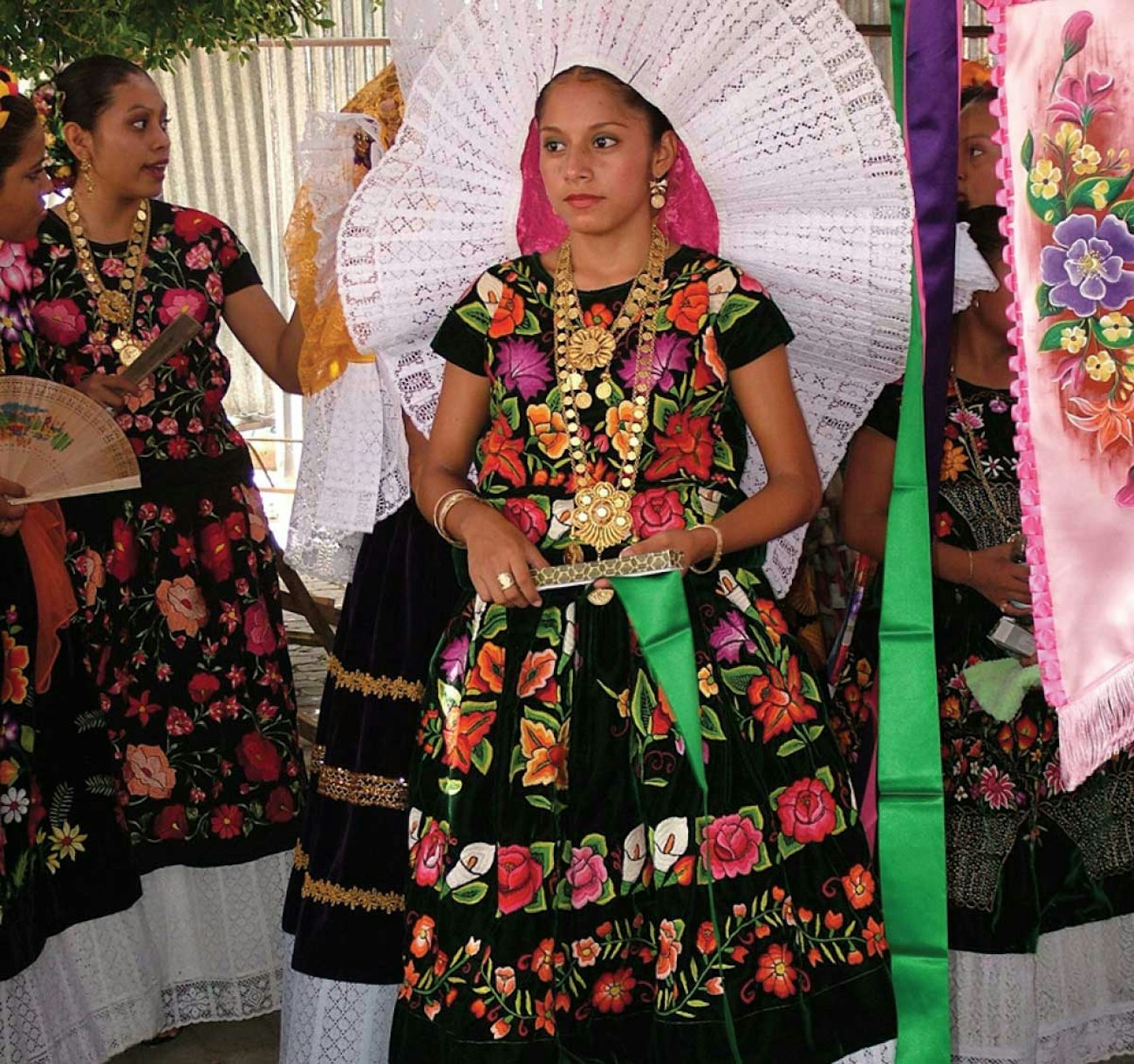 The Embroidered Huipiles of Mexico's Isthmus of Tehuantepec | PieceWork