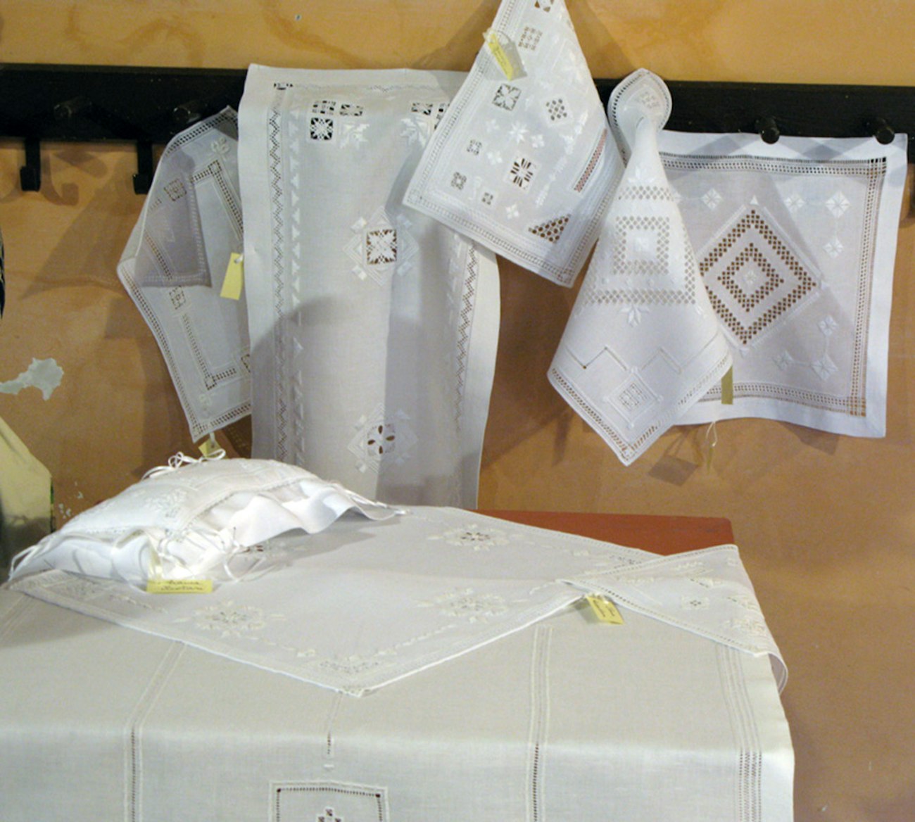 Punto-Antico-hanging-pieces