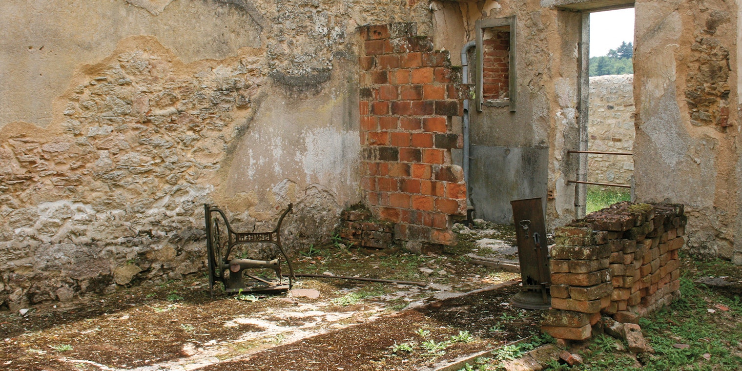 Sewing-Machines-Oradour-sur-Glane-1