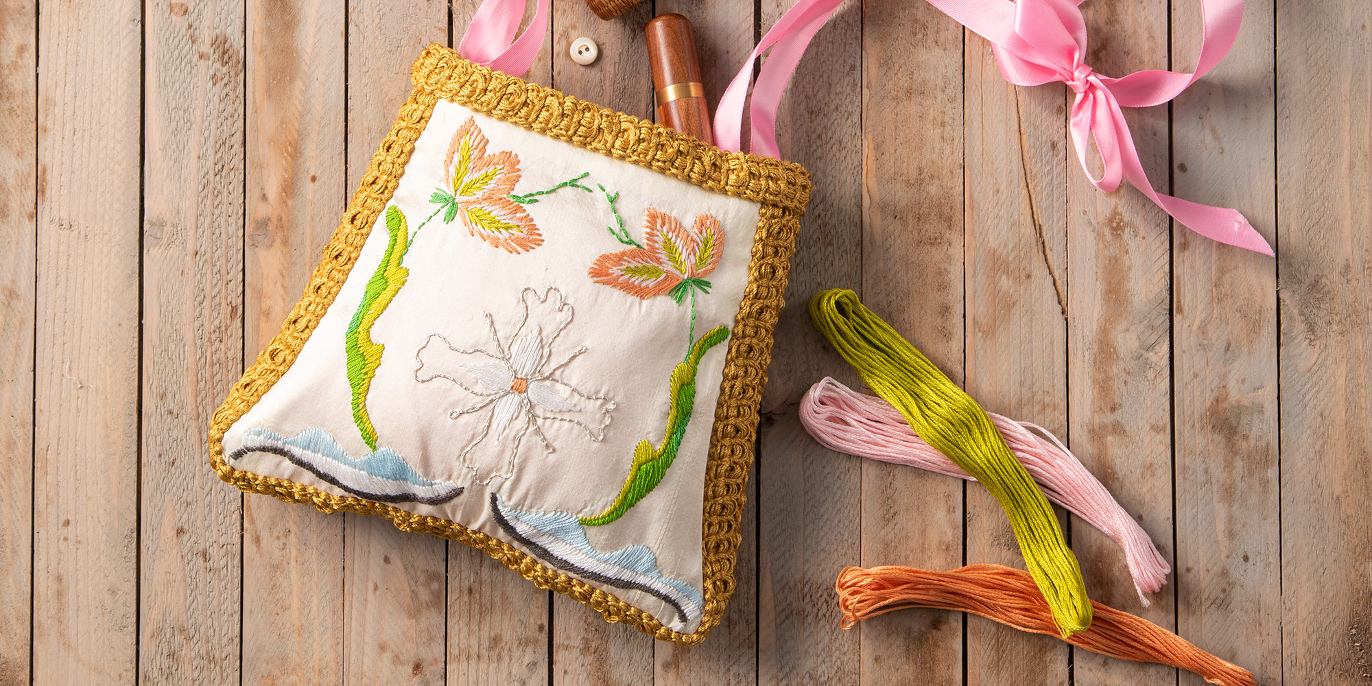 Sweet Bags: Sarcenet, Sylke, and Odorous Flowers   PieceWork