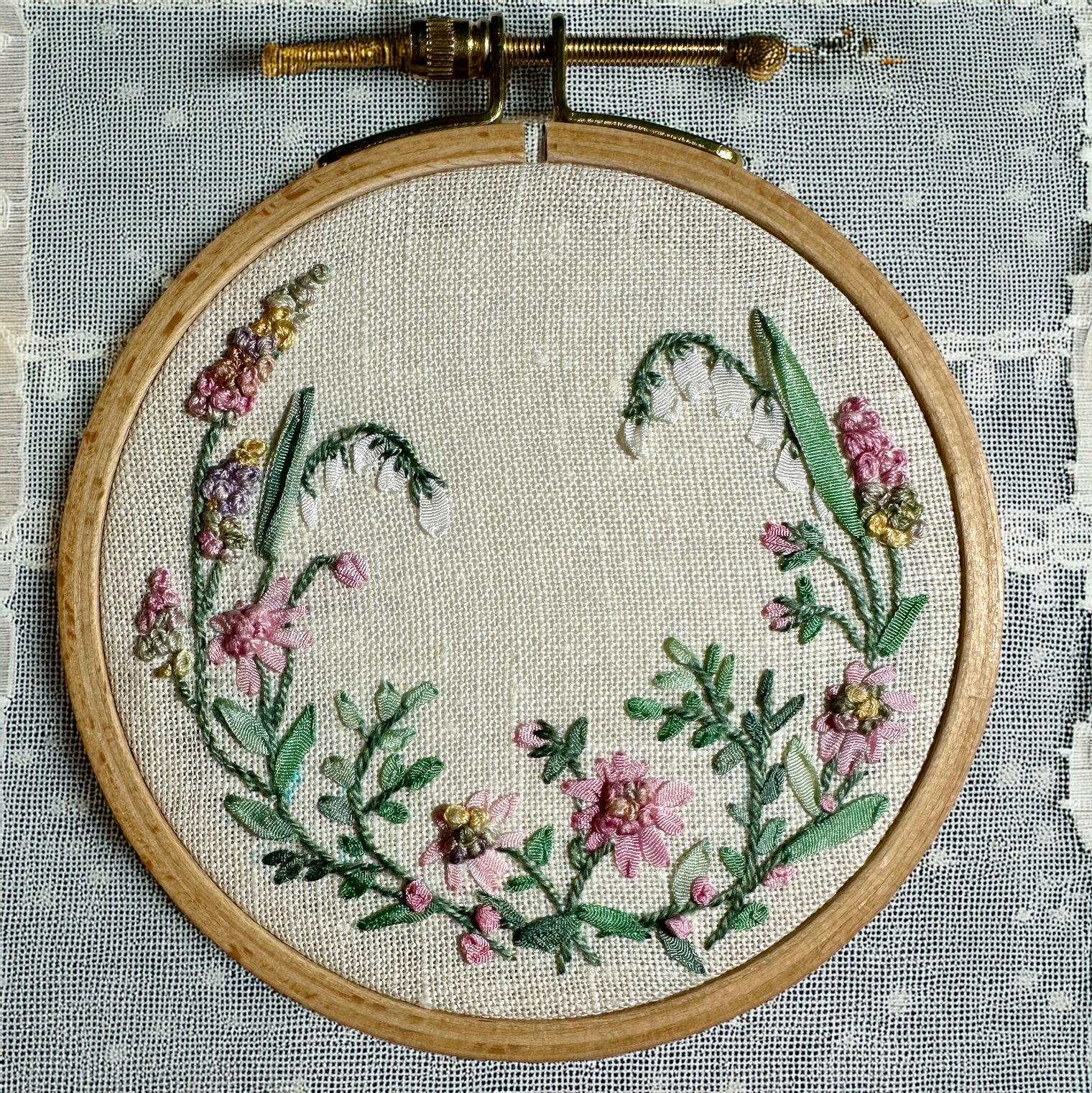 A Summer Wreath in Silk-Ribbon Embroidery. Photo by Pat Olski