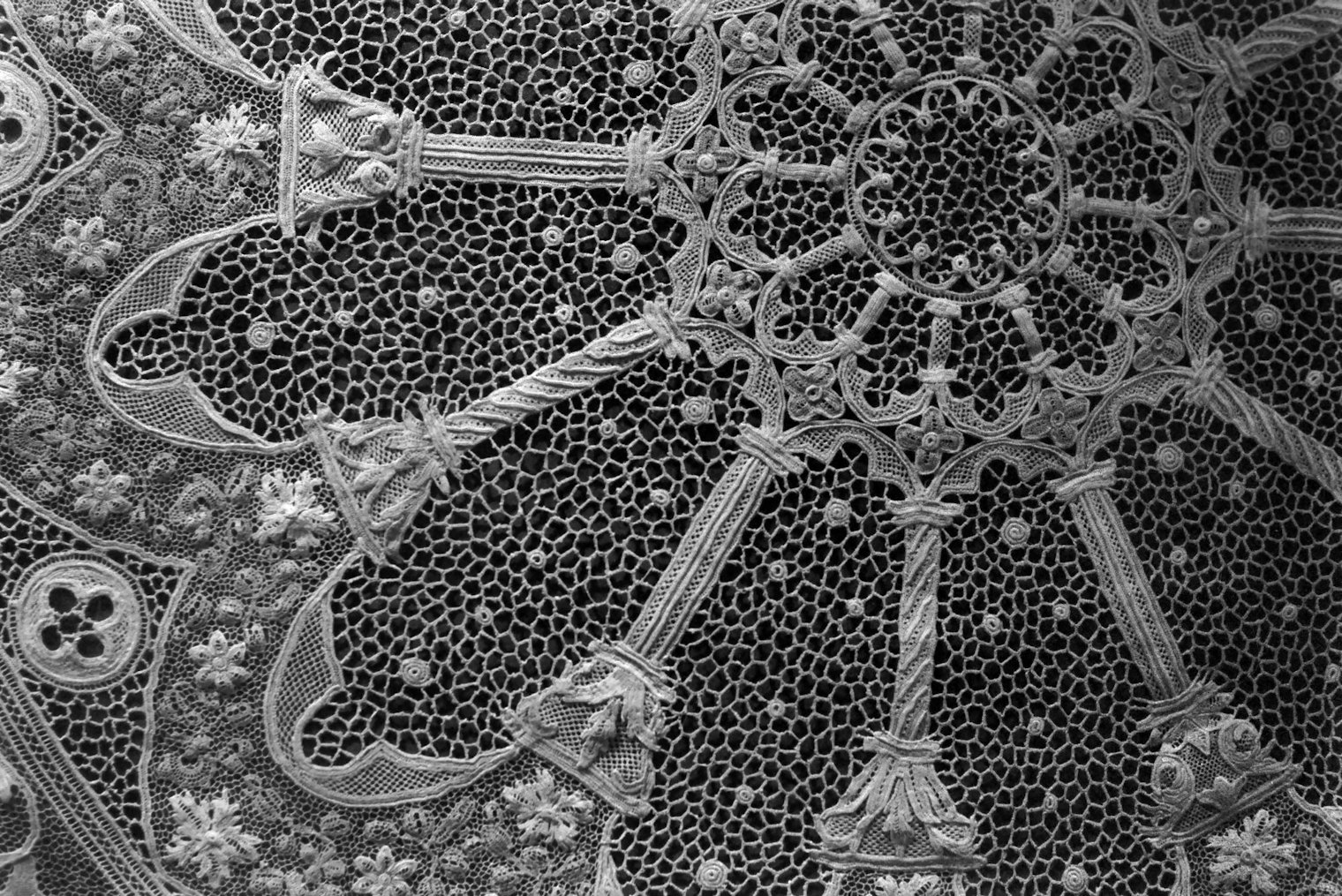 This circular sample of Orvieto lace is in the permanent exhibition at the Palazzo Coelli. It displays the Orvieto Cathedral’s columns as the prominent motif.