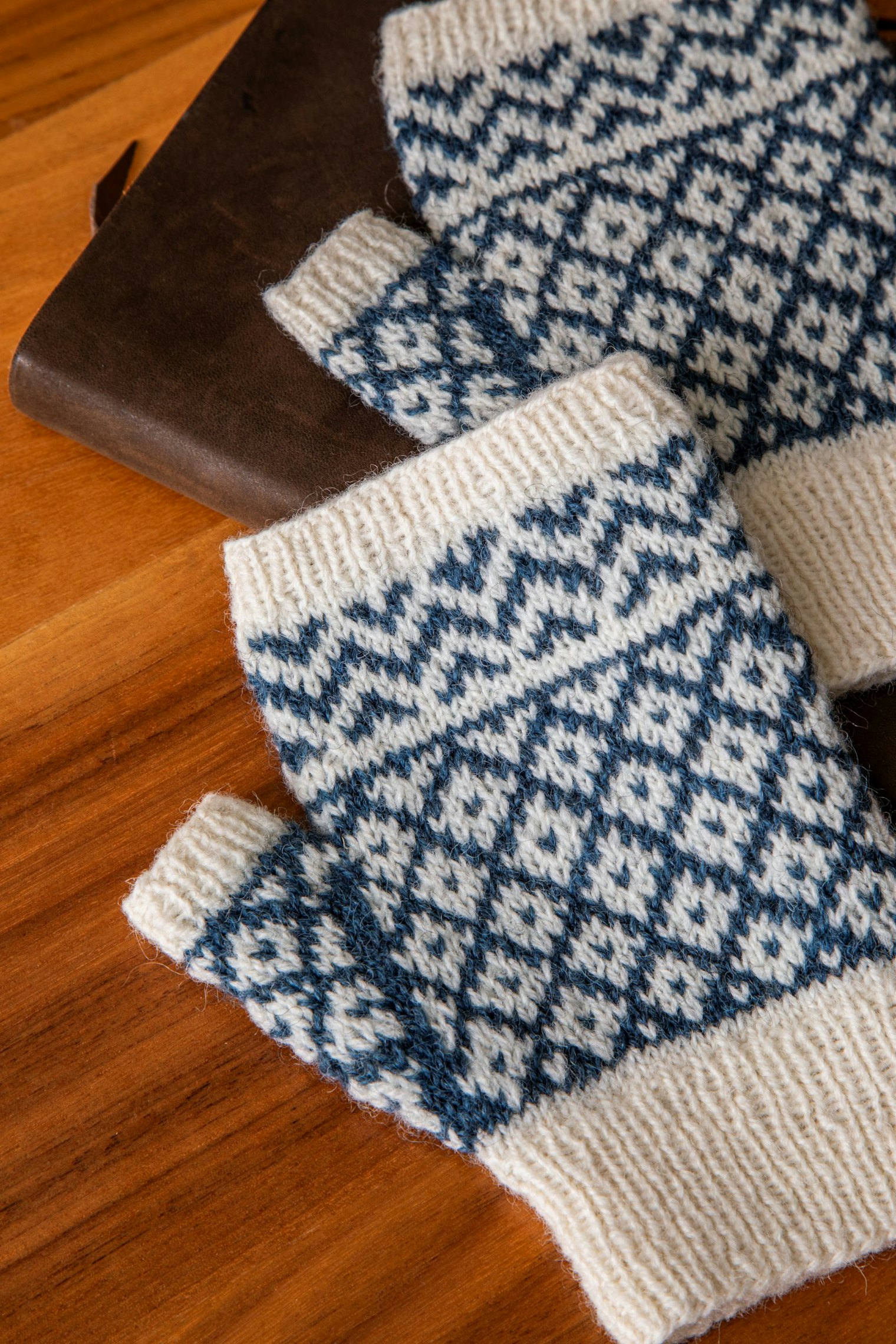 Elaine’s blue-and-white mitts feature a beautiful and balanced geometric design. Shown here in finished size 7½.