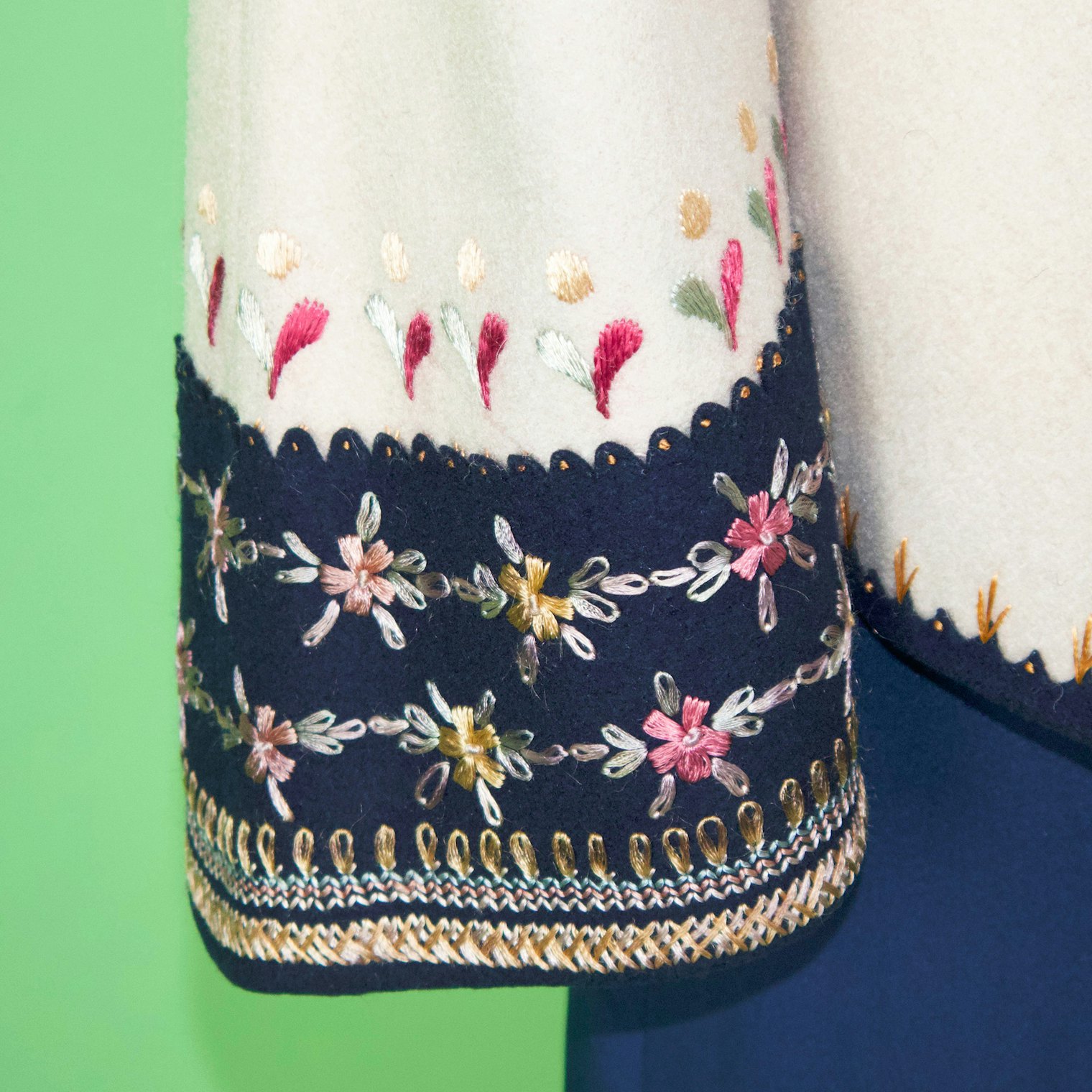 Cuff embroidery at the ends of the jacket sleeves.