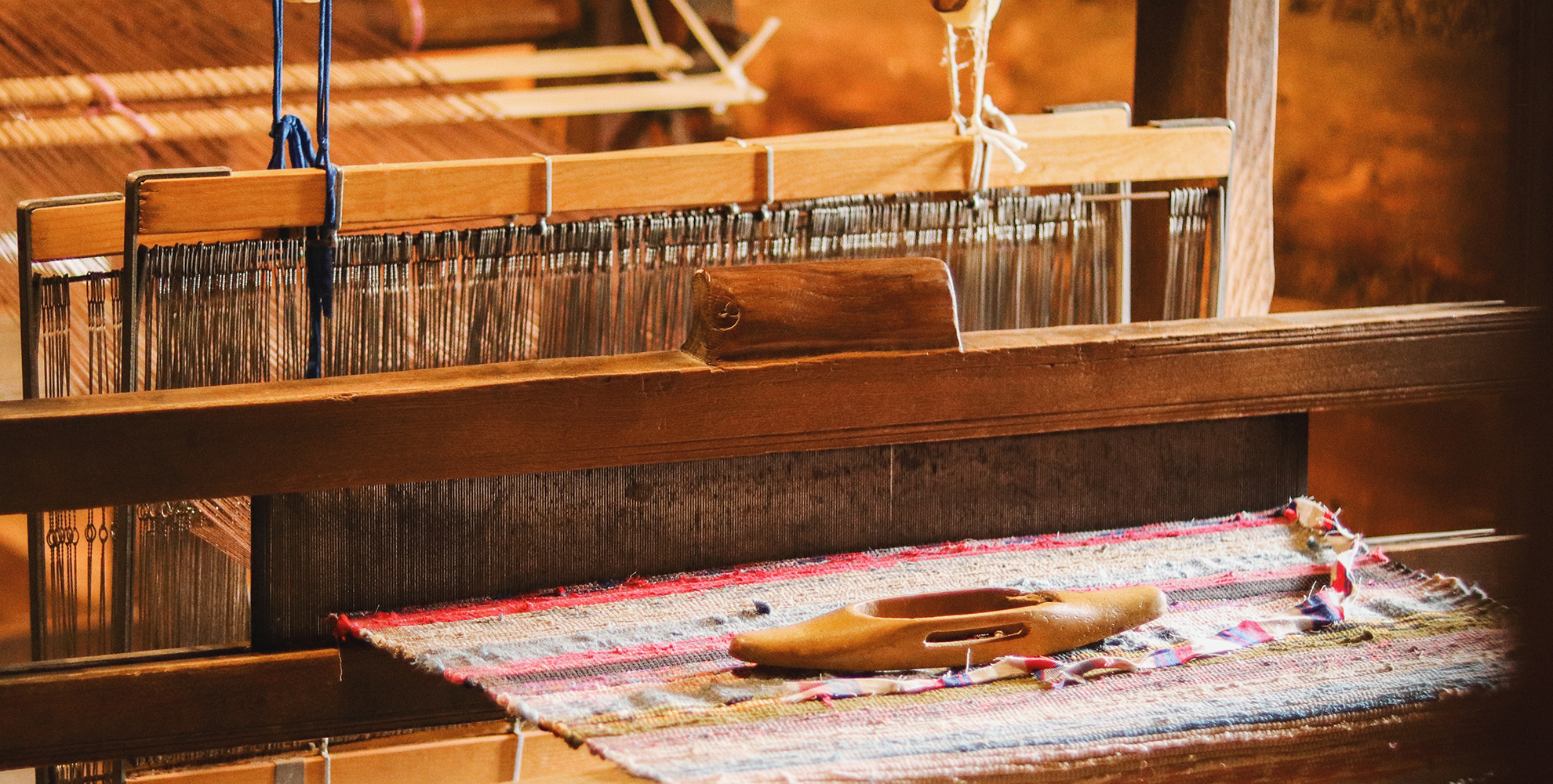 Hand clearance weaving loom