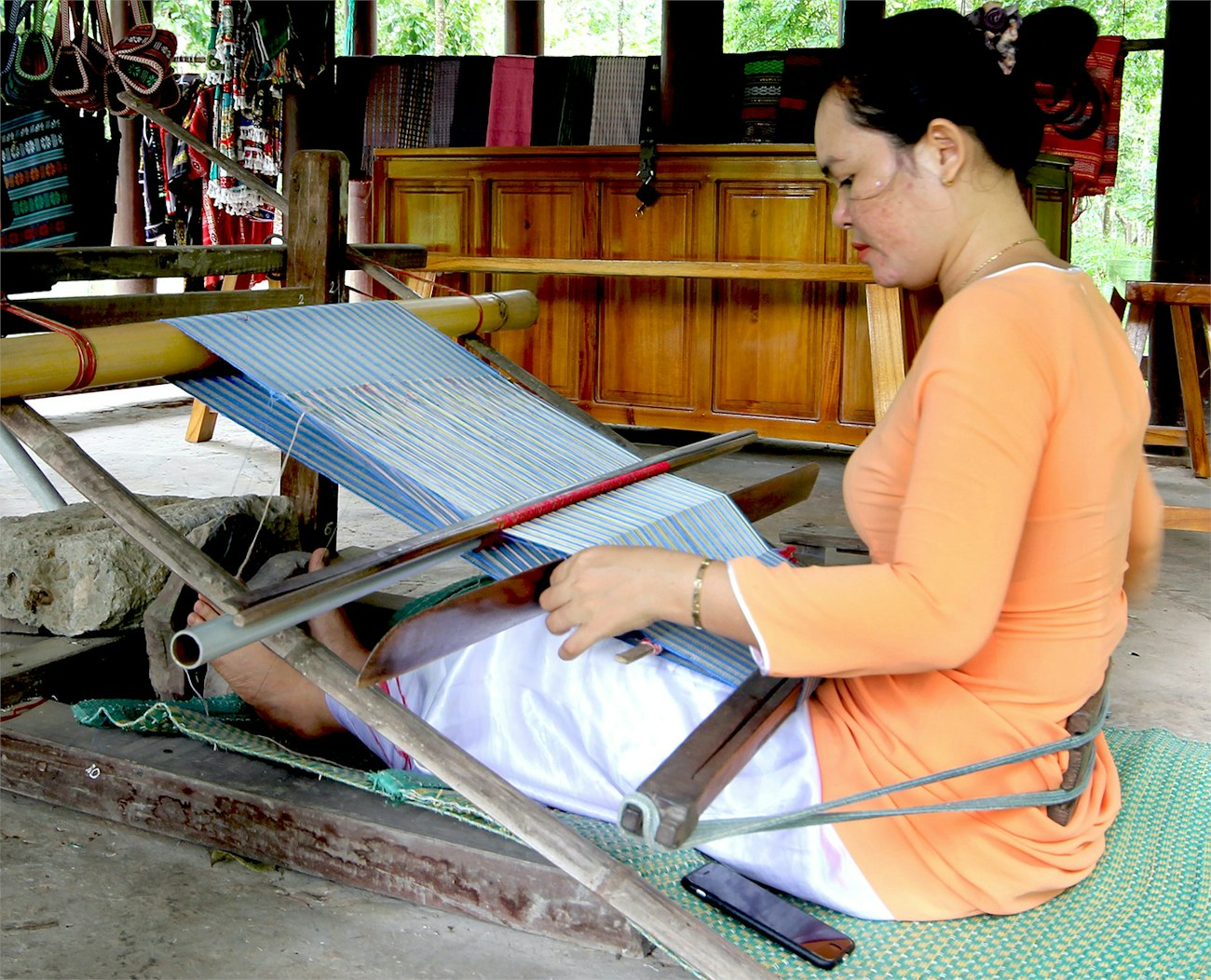 Backstrap loom. Photo by Claudette Bleijenberg on Unsplash