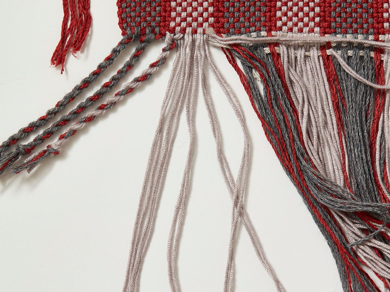 Cross the edge threads of your bundles so the edge is neater. Photo credit: George Boe