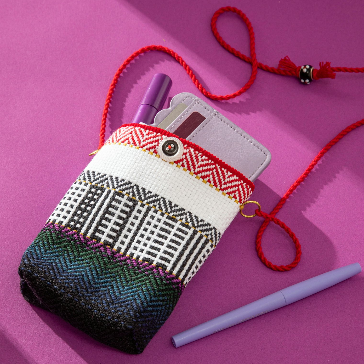 In Alison Irwin’s Light Sussex Color-and-Weave bag, the twill sections look like twill, but the black and white color-and-weave section looks like anything but plain weave.