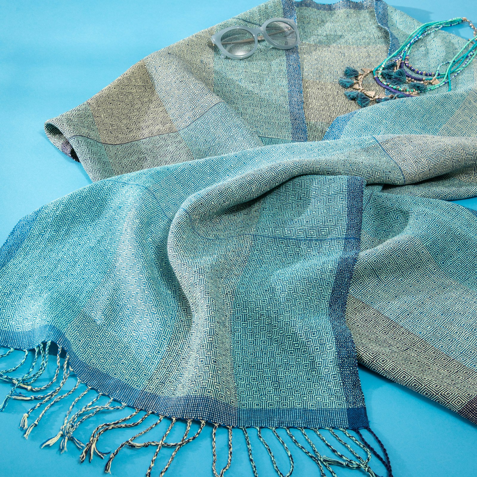 Handwoven May/June 2023: Mud-Free Weaving! Primary Image