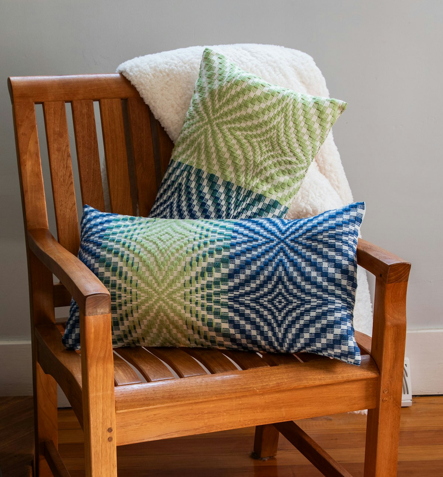 Tegan Frisino‘s Inspired by Indigo Pillows for 4-shaft looms.