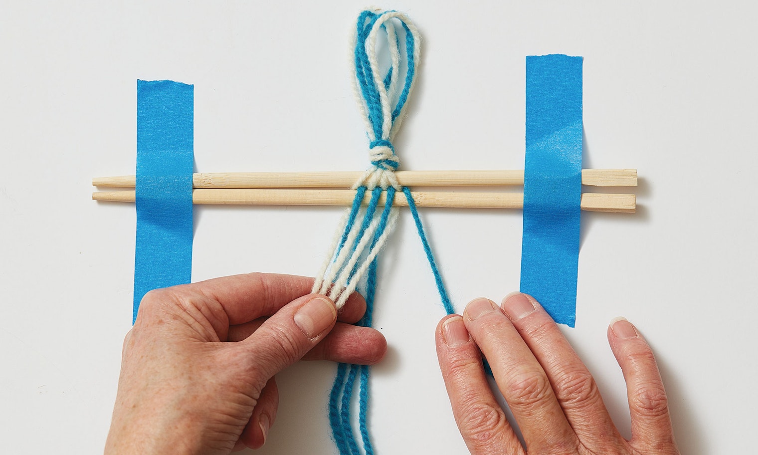 Fingerweaving doesn‘t require a loom.