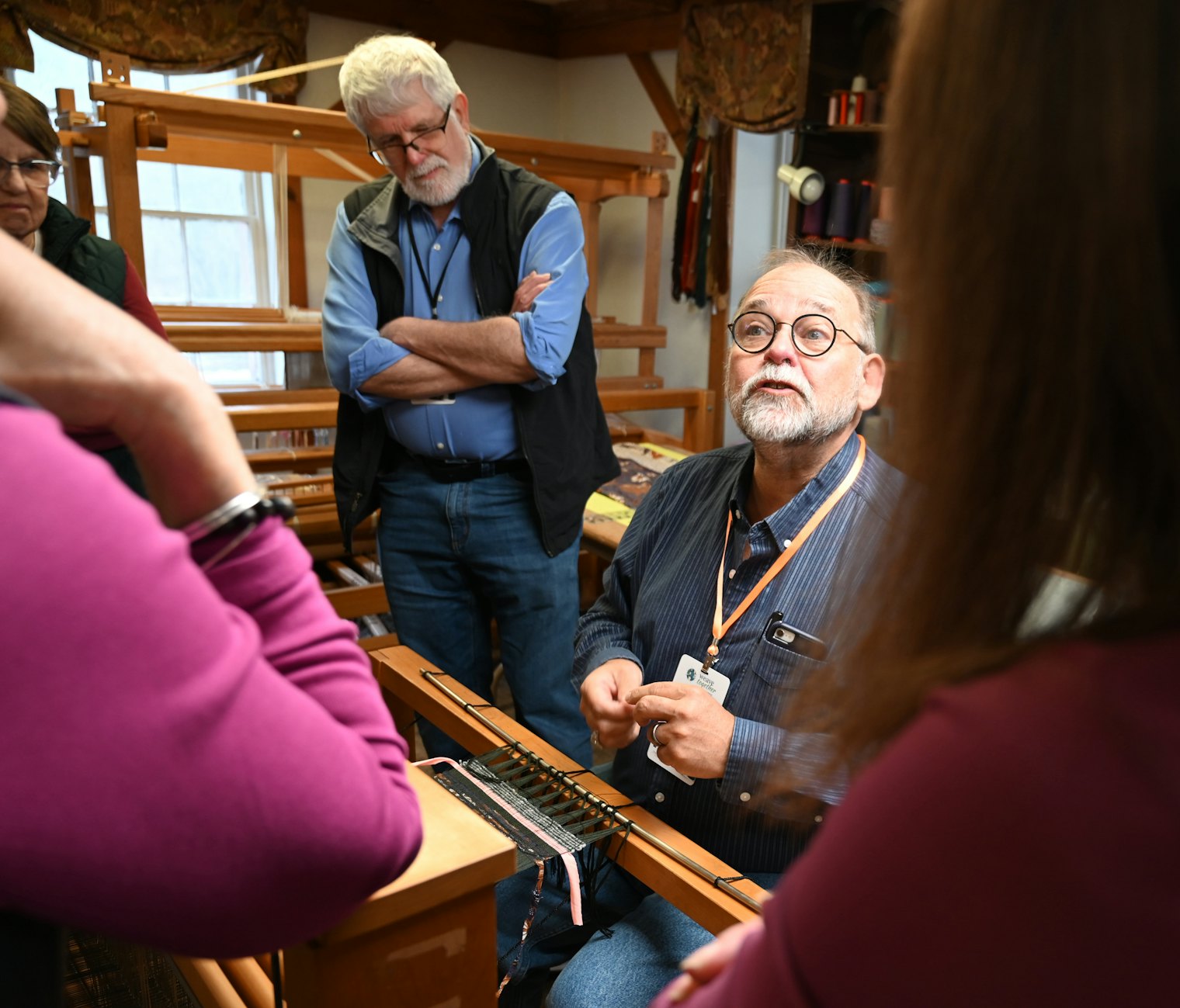 Tom Knisely, seated at loom, answers a student’s question in his “Sakiori and Zanshi” class.