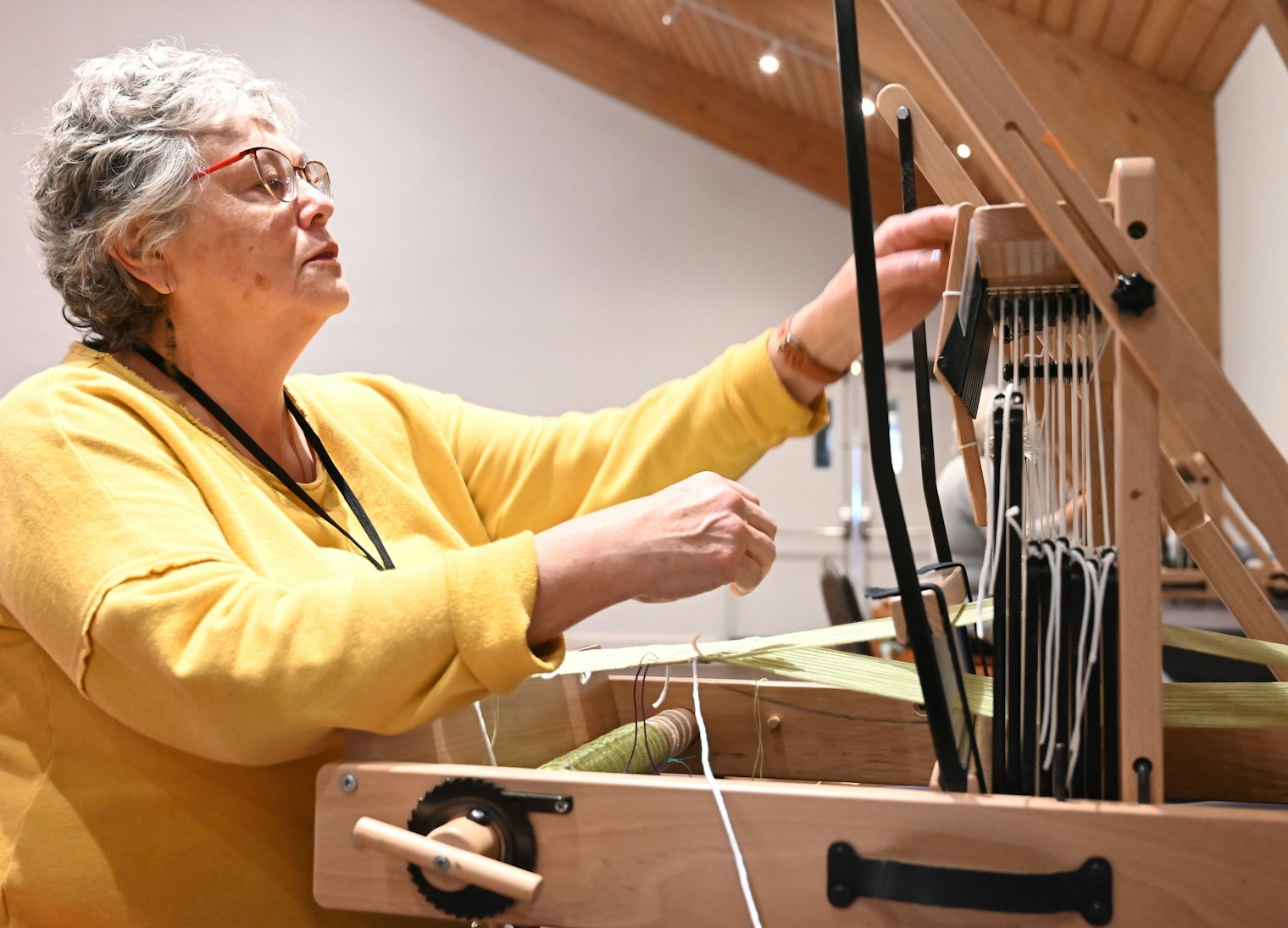 Weaving round-robin-style on multi-shaft looms in Karen Donde’s “That Doesn’t Look Like Plain Weave” class at Weave Together 2025.