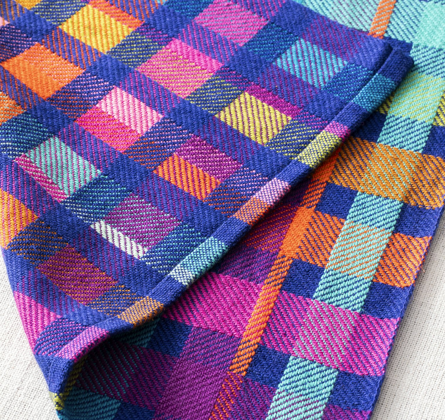 Véronique Perrot’s Ribbons and Blocks Runner project has ideas for ways to change the background color and the weft stripes. Do you see how the ribbons on one side of this piece seem to weave over and under each other? She explains this effect in her accompanying article.