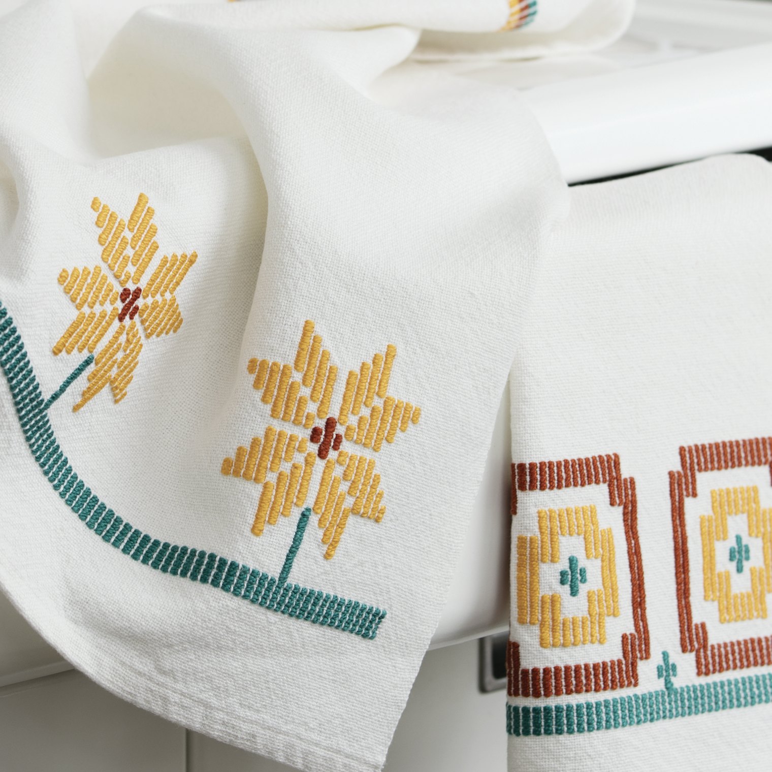 The Sunny Swedish Towels by Suzie Liles use a half-dukagång inlay technique. Photo by George Boe