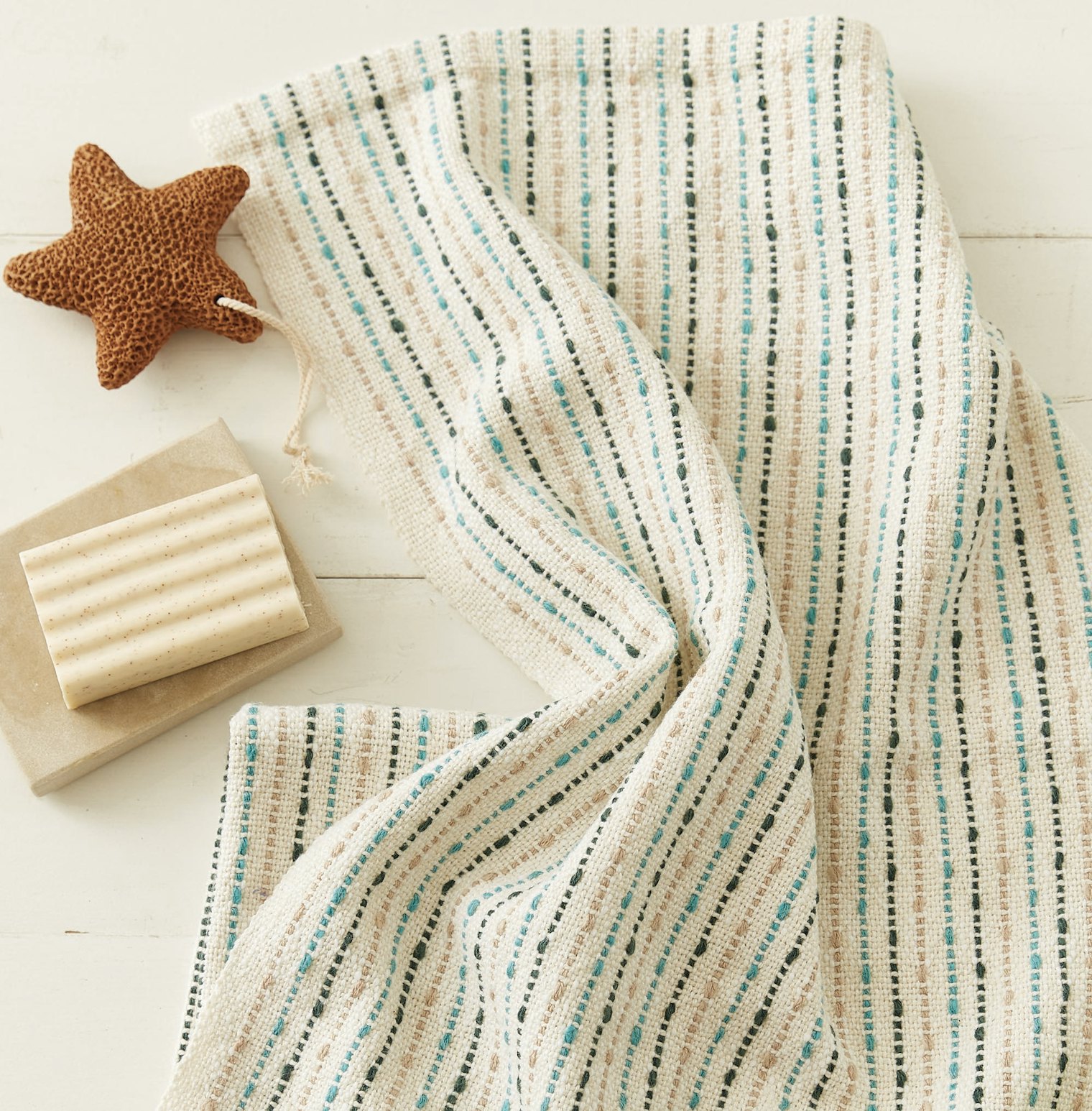 Jenny Sennot’s A Day at the Beach Towels uses working ends—a combination of single and doubled ends—to create a ribbed texture. Photo by George Boe