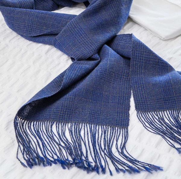 Malynda Allen hemstitched her Sunday Best Scarf before twisting the fringe.
