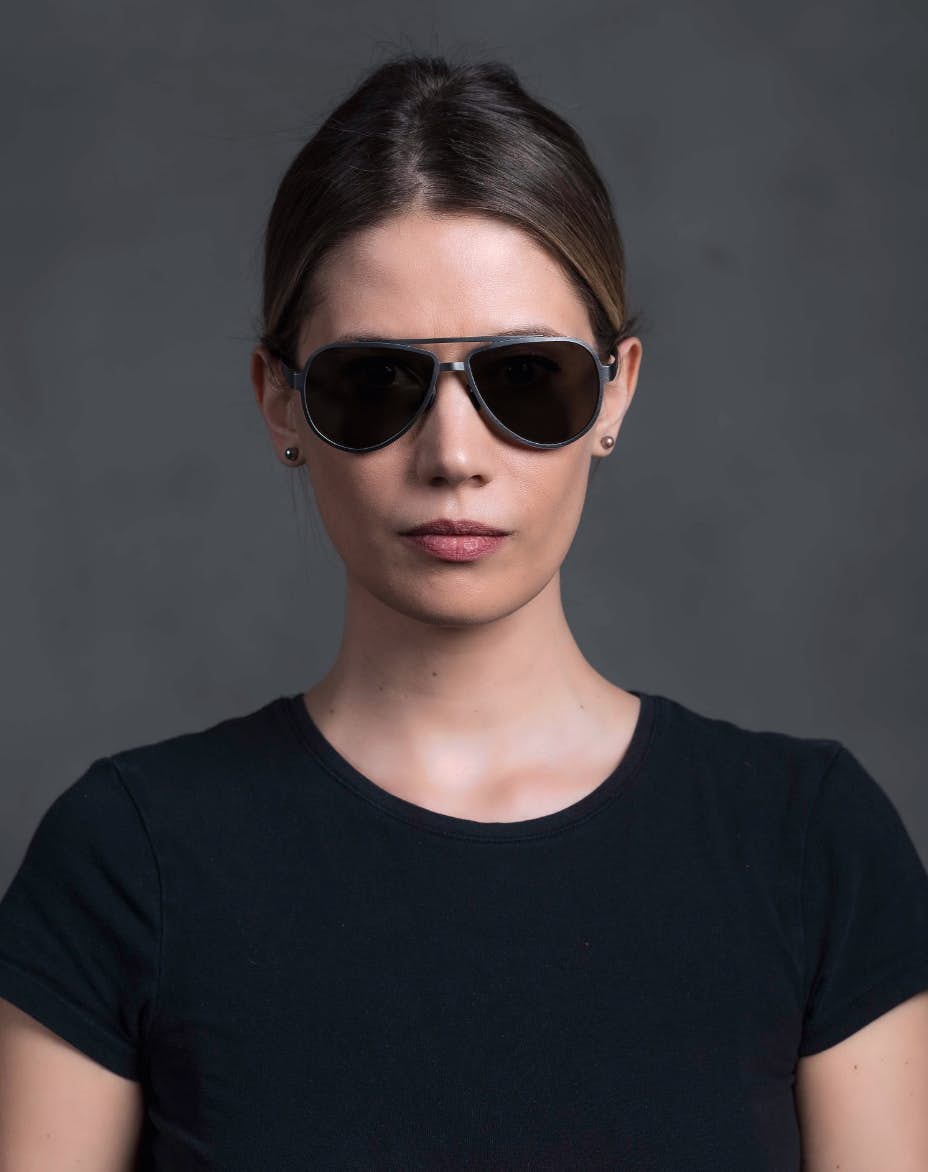 La modella indossa gli occhiali Serpico Rutenio con lenti color fumo con lunetta per presbiopia