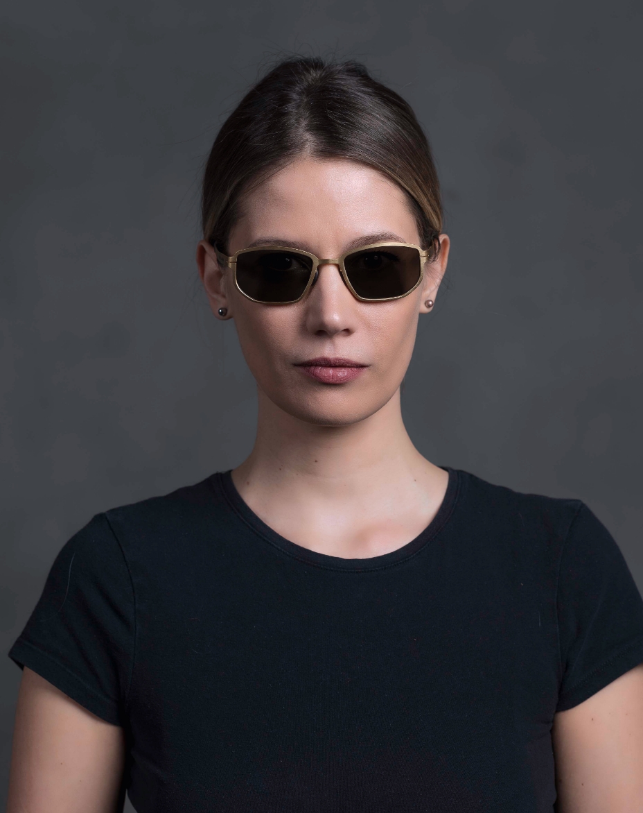 La modella indossa gli occhiali Universal Oro con lenti color fumo