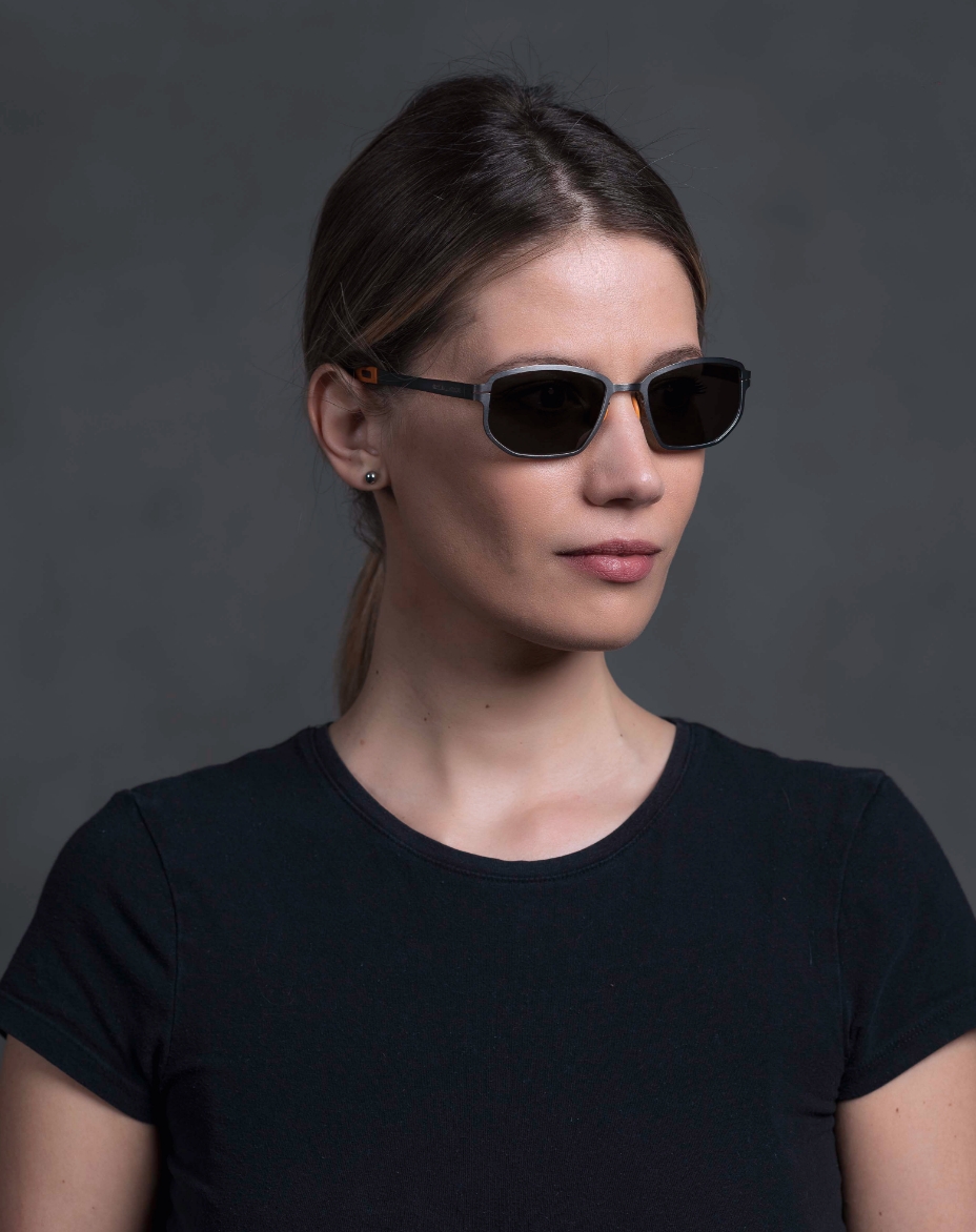 La modella indossa gli occhiali Universal Rutenio con lenti color fumo