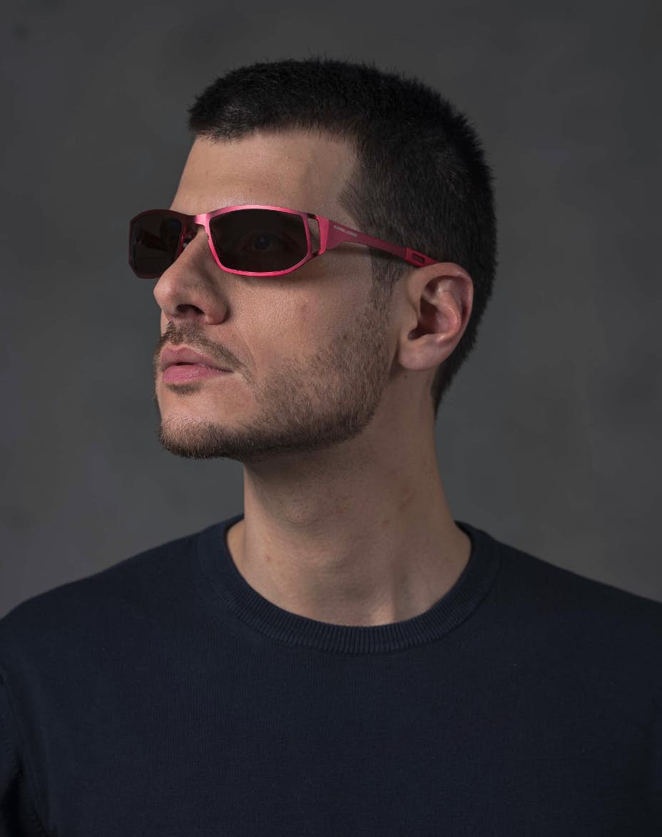 Il modello indossa gli occhiali Dynamic Rosso con lenti color fumo con lunetta per presbiopia