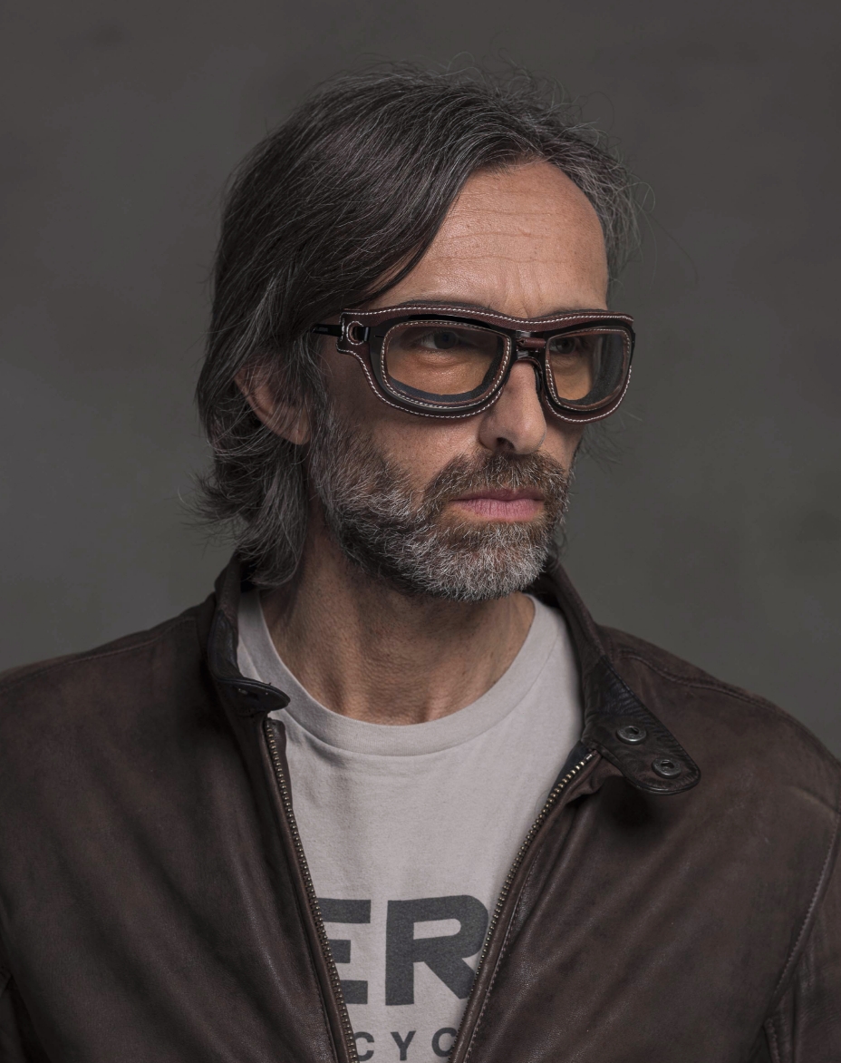 Il modello indossa gli occhiali Special Custom Rutenio con lenti color ambra e mascherina marrone