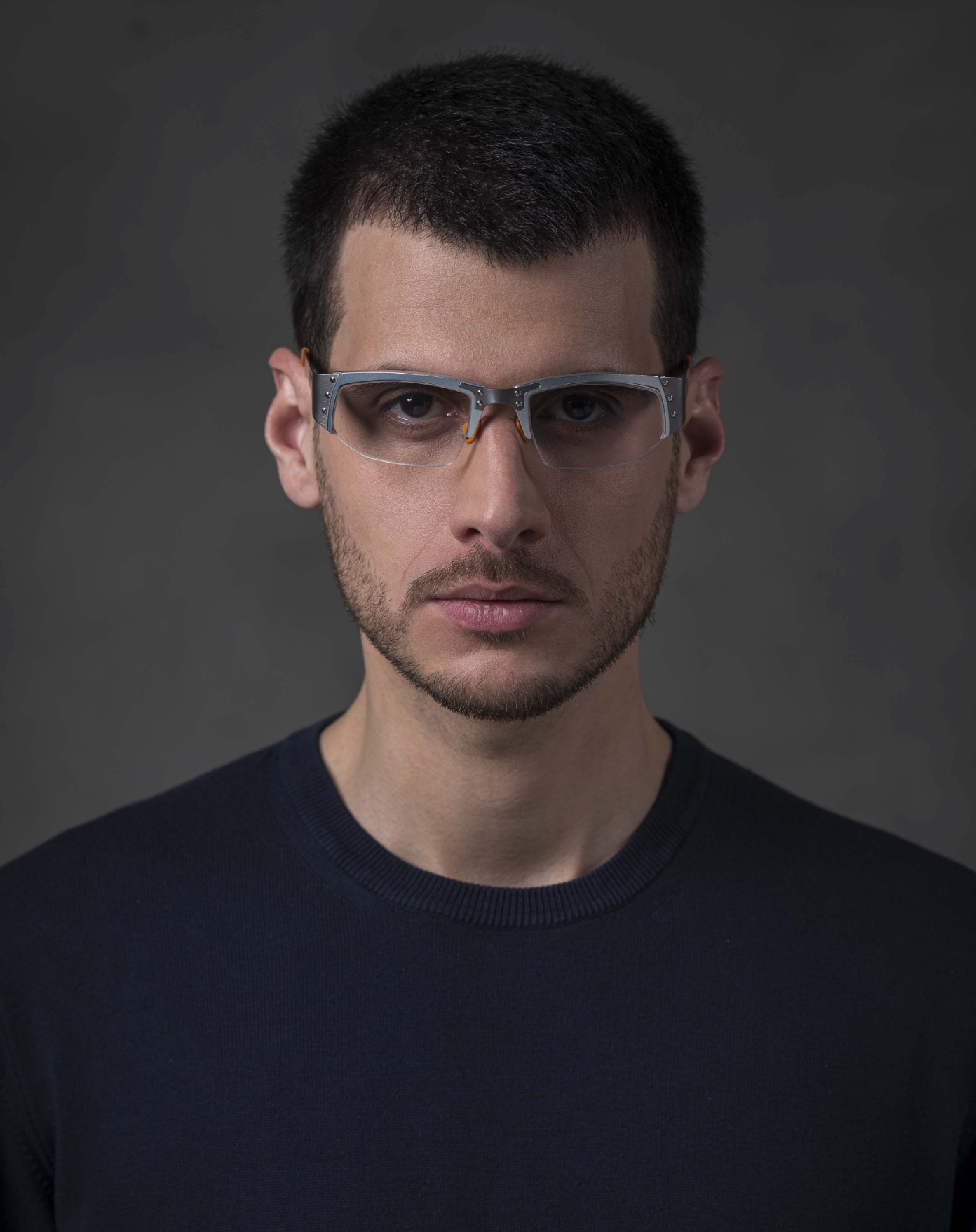 The model is wearing Touring 940 Aluminium glasses with vision lenses