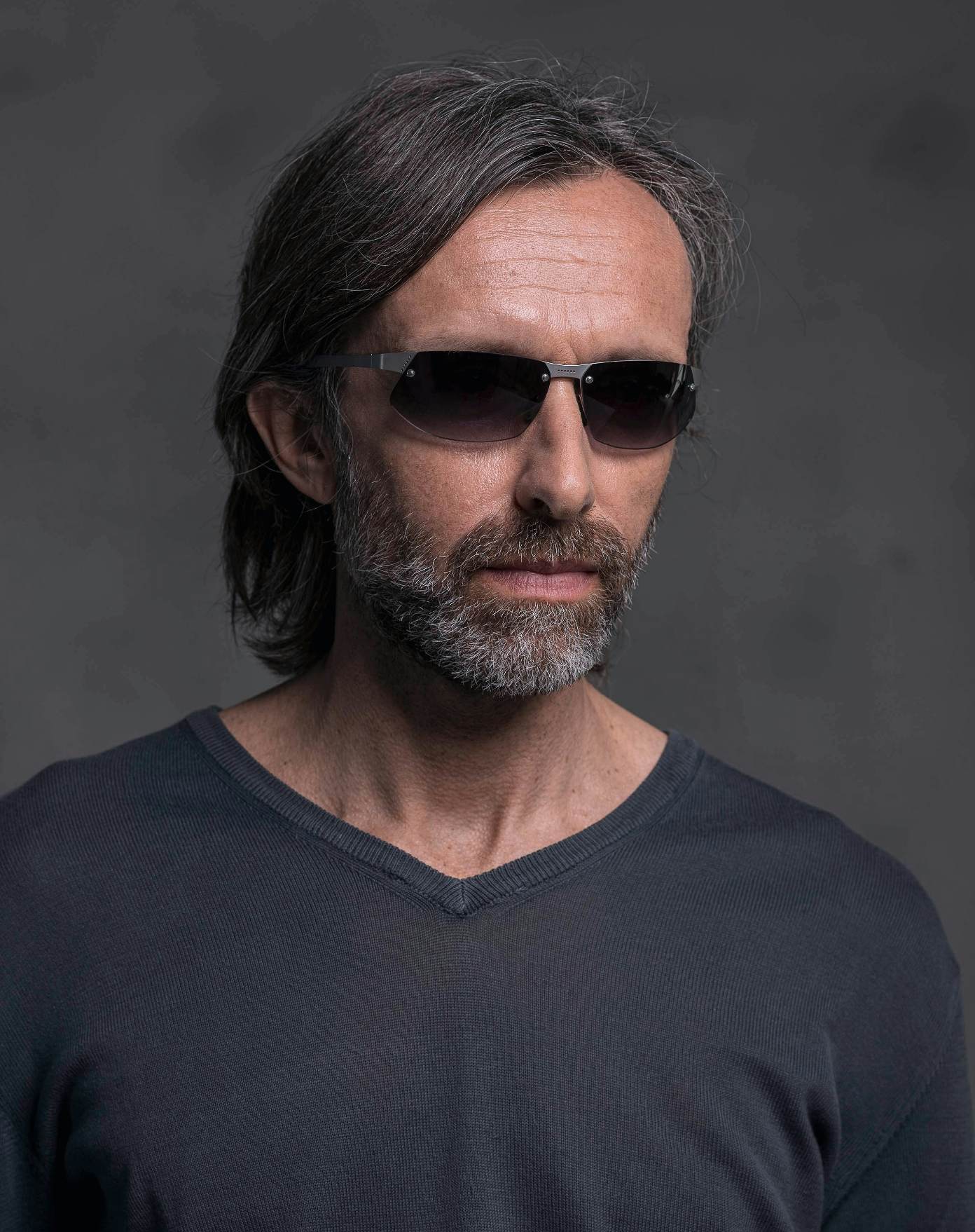The model is wearing Aero Speed Palladium with smoke lenses