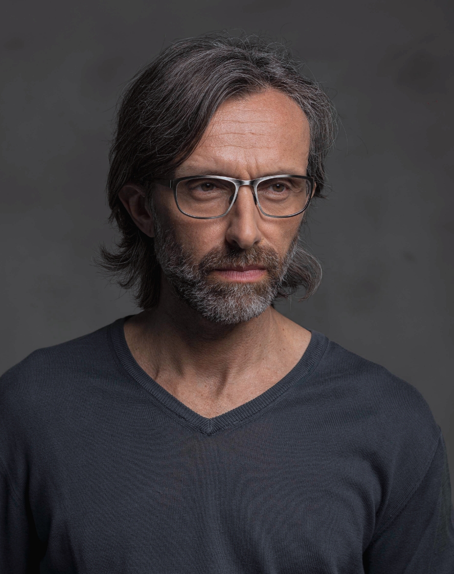 The model is wearing Atom Ferrovecchio glasses with vision lenses