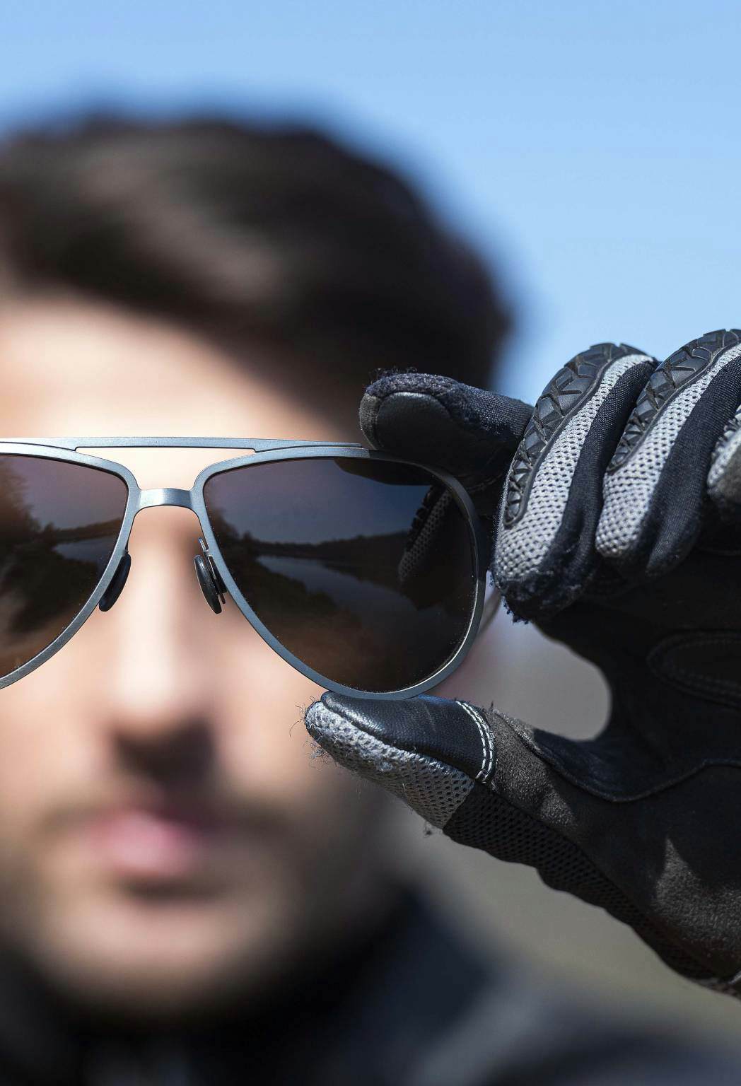 Guida alle taglie degli occhiali da moto su Emblema